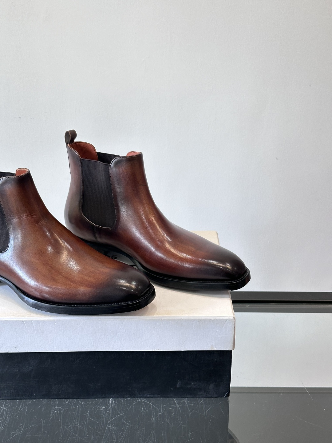 Berlut*布鲁提双复古擦色切尔西靴选用头层小牛皮，手工Patina擦色工艺，深棕+金属光泽超有质感。