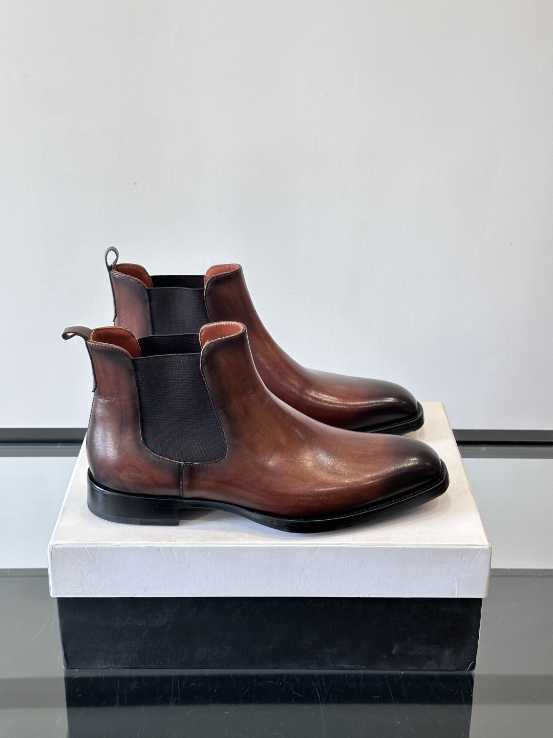 NO:587121,Berlut* Bruti pair of retro-coloured Chelsea boots are made of first-layer calfskin, hand-made Patina polishing process, dark brown + metallic luster and super texture. Classic round toe + elastic elastic on the sides, easy to put on and take off and fit the shape of the foot. The leather sole is wear-resistant, suitable for daily commuting or long-term wear!  The ankle-high design modifies the leg shape. It is elegant and casual when paired with suit pants and jeans. It is a must-have for autumn and winter, practical and fashionable~, size37-46 (customized at 37.38.45.46), Berluti, boots, jeans, business suit, cowhide19860909Berlut*布鲁提双复古擦色切尔西靴选用头层小牛皮,手工Patina 擦色工艺,深棕+金属光泽超有质感.经典圆头+侧边弹性松紧,穿脱方便又贴合脚型.真皮底耐磨,日常通勤或长时间穿都OK！高及脚踝设计修饰腿型,搭配西装裤、牛仔裤都很优雅休闲,秋冬穿搭必备,实用又时髦~ ,size37-46（37.38.45.46定做）,Berluti 布鲁提,boots,jeans,business suit,cowhide,Men's shoes
