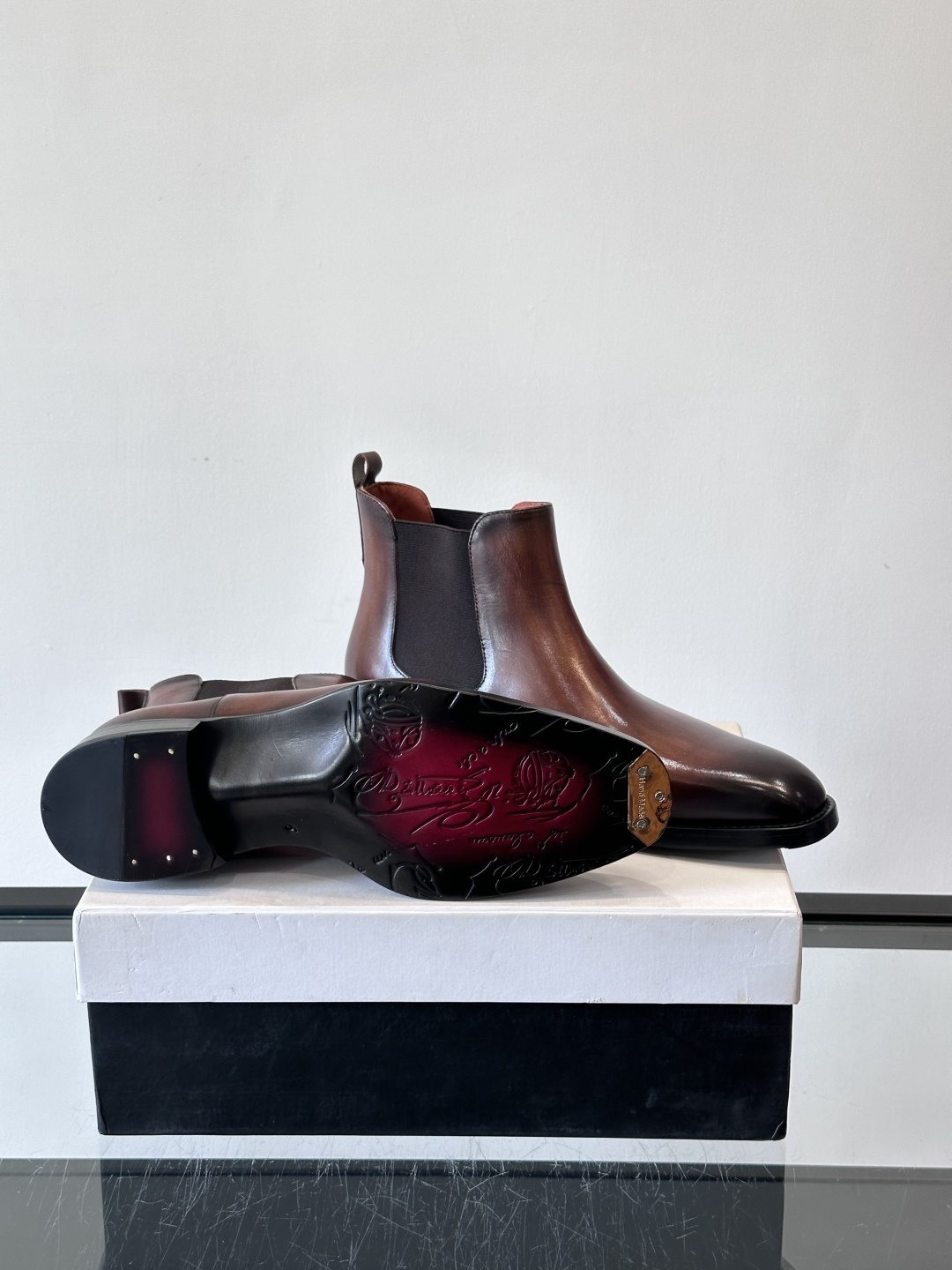 Berlut*布鲁提双复古擦色切尔西靴选用头层小牛皮，手工Patina擦色工艺，深棕+金属光泽超有质感。