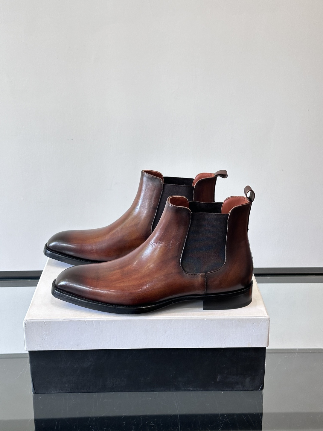 Berlut*布鲁提双复古擦色切尔西靴选用头层小牛皮，手工Patina擦色工艺，深棕+金属光泽超有质感。