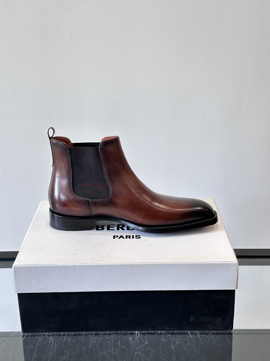 Berlut*布鲁提双复古擦色切尔西靴选用头层小牛皮，手工Patina擦色工艺，深棕+金属光泽超有质感。