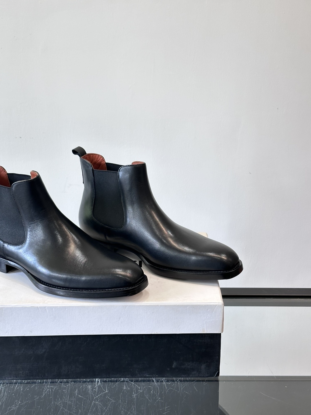 Berlut*布鲁提双复古擦色切尔西靴选用头层小牛皮，手工Patina擦色工艺，深棕+金属光泽超有质感。