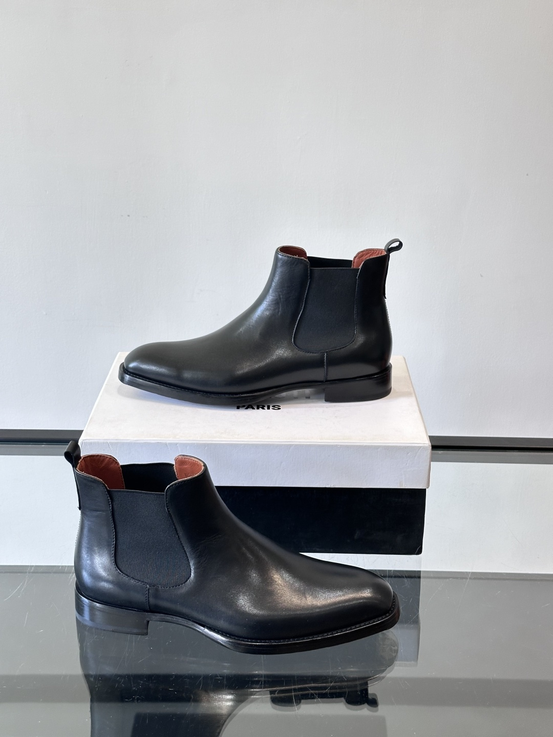 Berlut*布鲁提双复古擦色切尔西靴选用头层小牛皮，手工Patina擦色工艺，深棕+金属光泽超有质感。