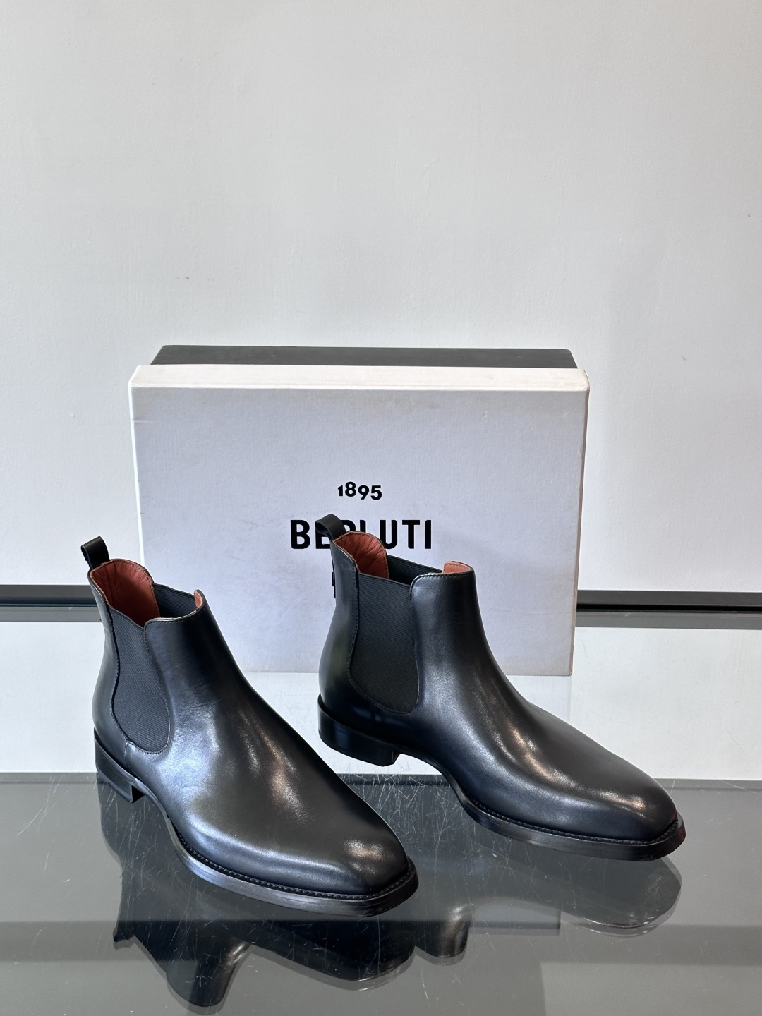 Berlut*布鲁提双复古擦色切尔西靴选用头层小牛皮，手工Patina擦色工艺，深棕+金属光泽超有质感。