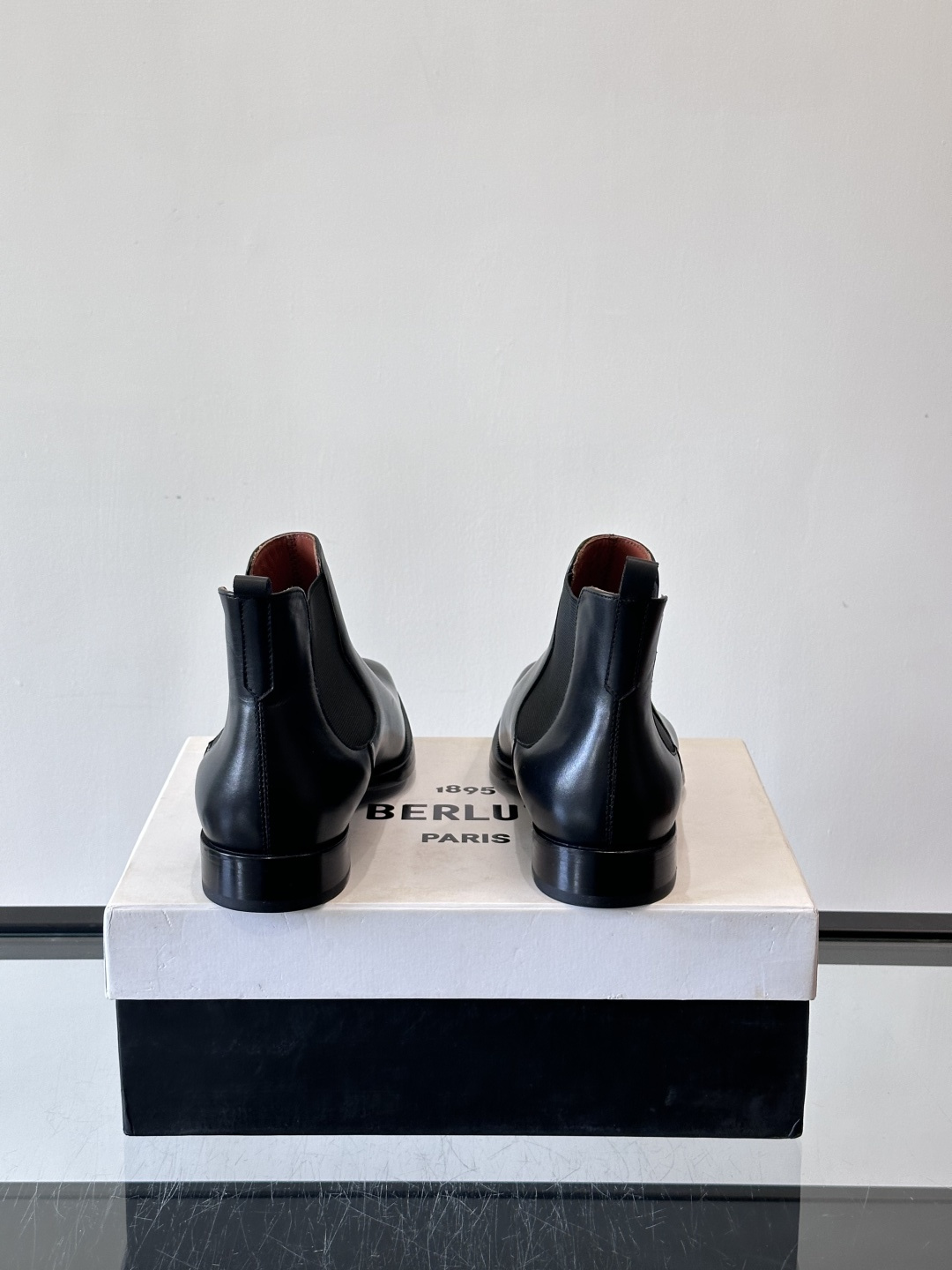 Berlut*布鲁提双复古擦色切尔西靴选用头层小牛皮，手工Patina擦色工艺，深棕+金属光泽超有质感。