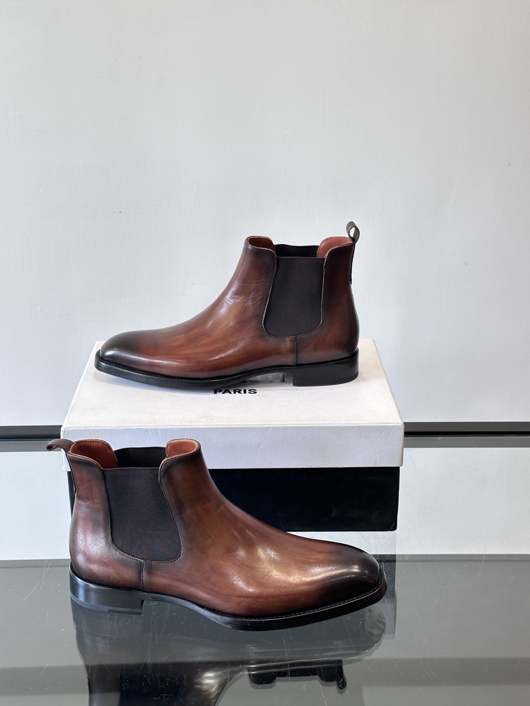 Berlut*布鲁提双复古擦色切尔西靴选用头层小牛皮，手工Patina擦色工艺，深棕+金属光泽超有质感。