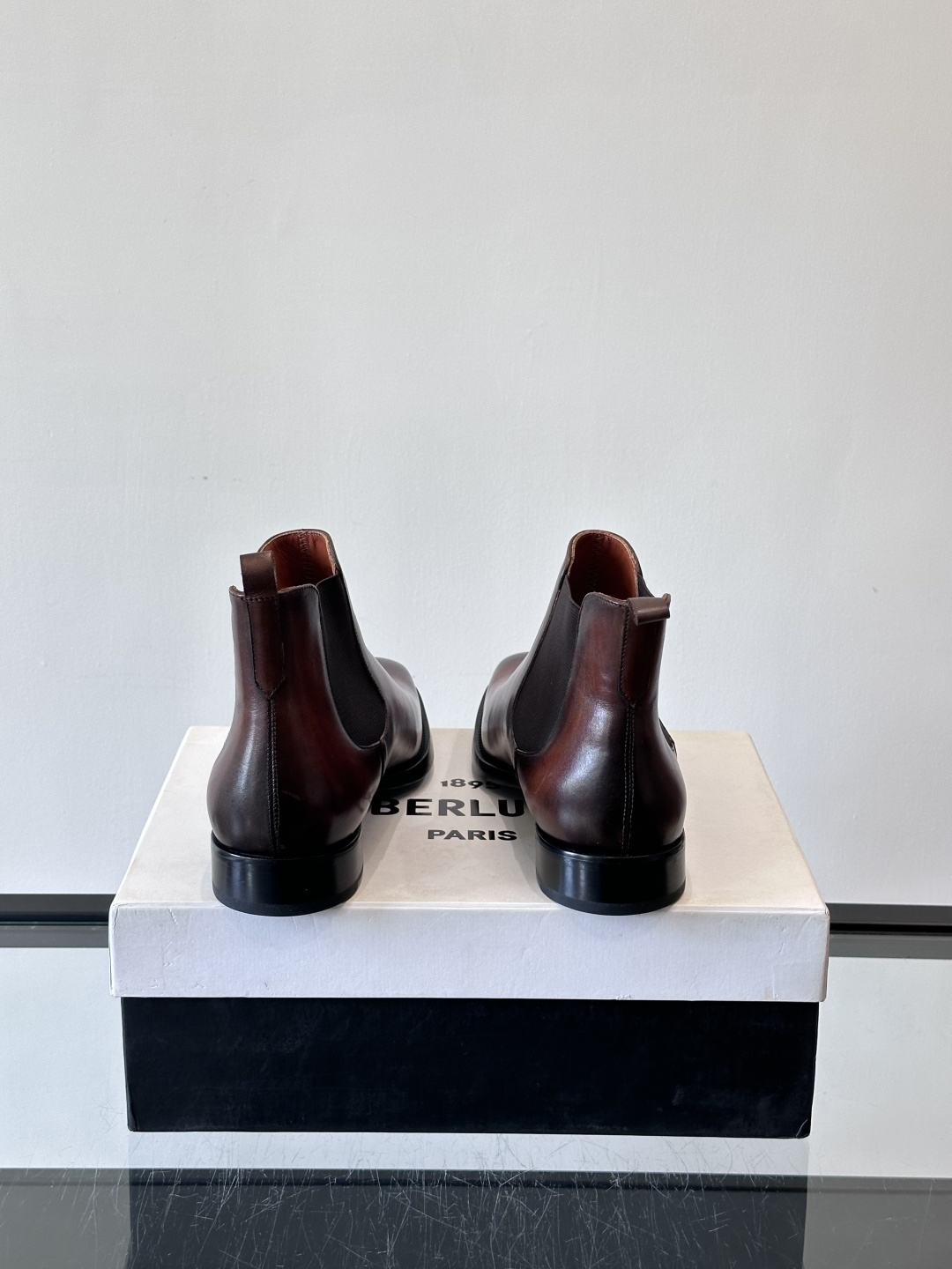 Berlut*布鲁提双复古擦色切尔西靴选用头层小牛皮，手工Patina擦色工艺，深棕+金属光泽超有质感。