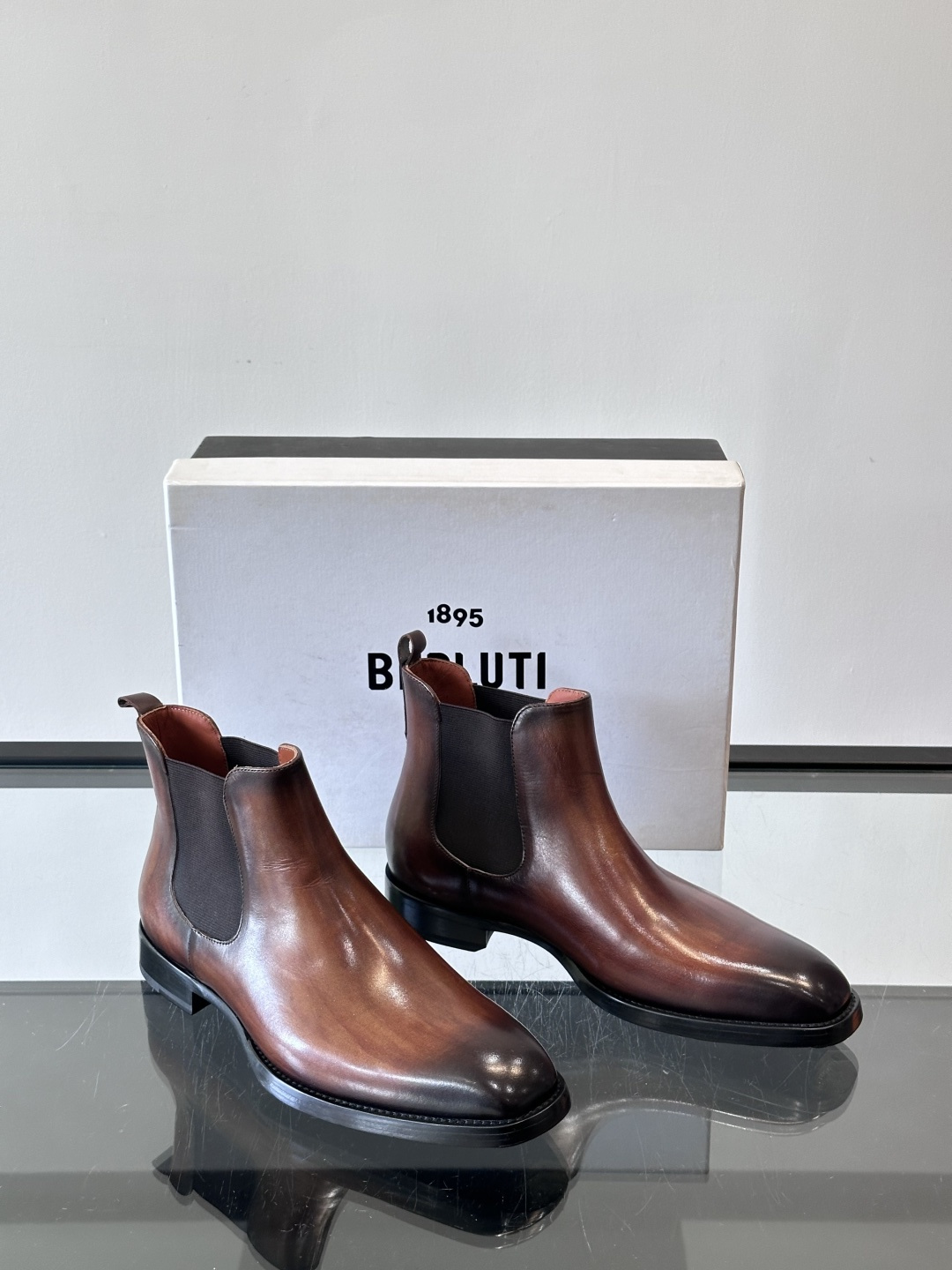 Berlut*布鲁提双复古擦色切尔西靴选用头层小牛皮，手工Patina擦色工艺，深棕+金属光泽超有质感。