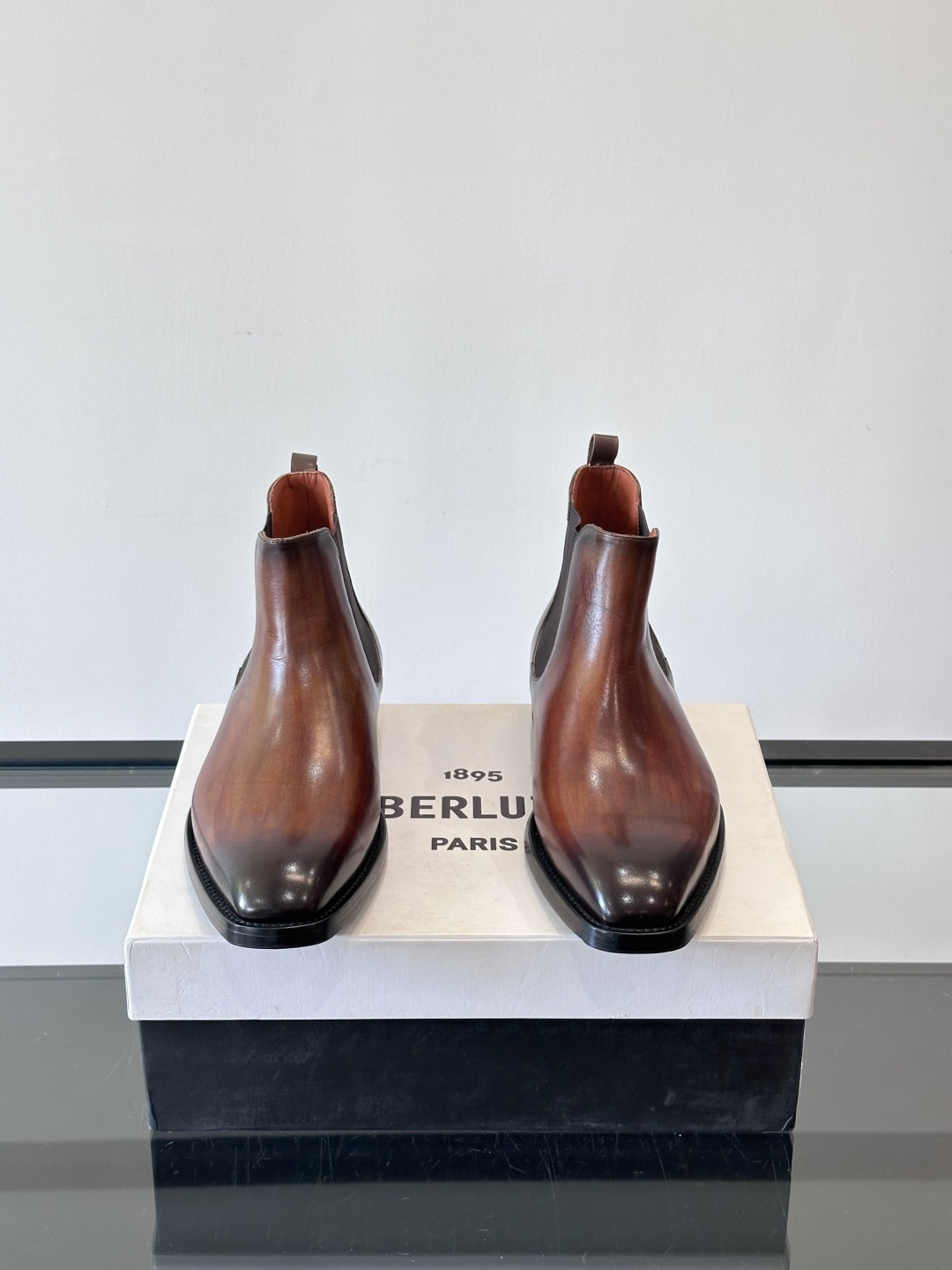 Berlut*布鲁提双复古擦色切尔西靴选用头层小牛皮，手工Patina擦色工艺，深棕+金属光泽超有质感。