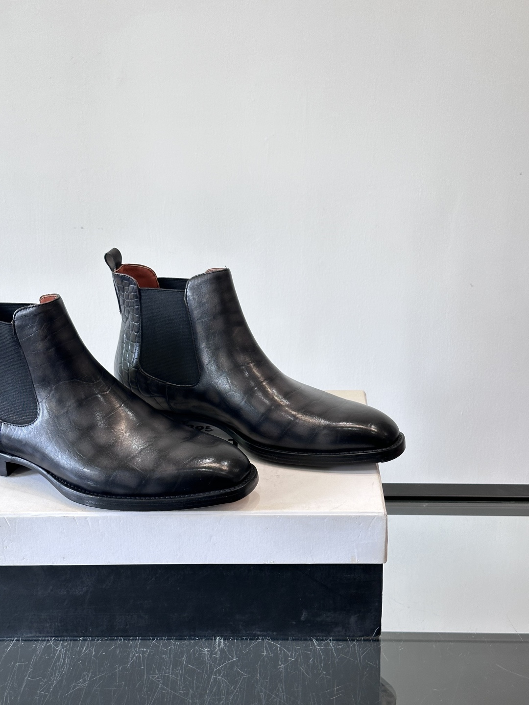 Berlut*布鲁提切尔西靴选用优质小牛皮，鞋面光泽自然，触感柔软，质感满分。经典设计修饰脚型，线条利落