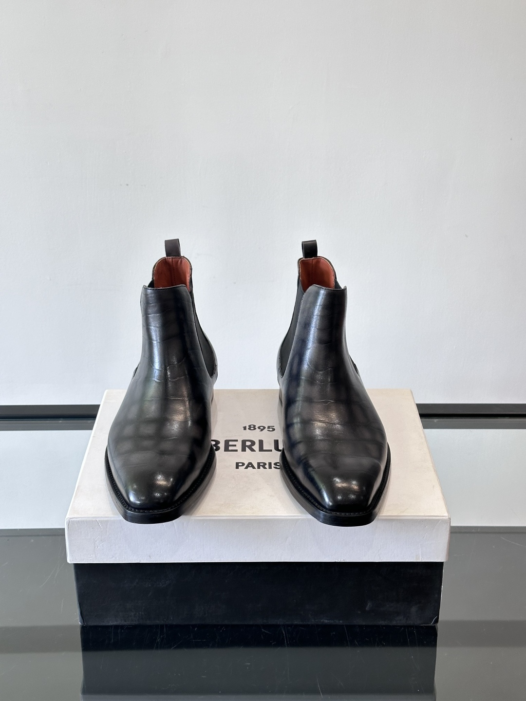 Berlut*布鲁提切尔西靴选用优质小牛皮，鞋面光泽自然，触感柔软，质感满分。经典设计修饰脚型，线条利落