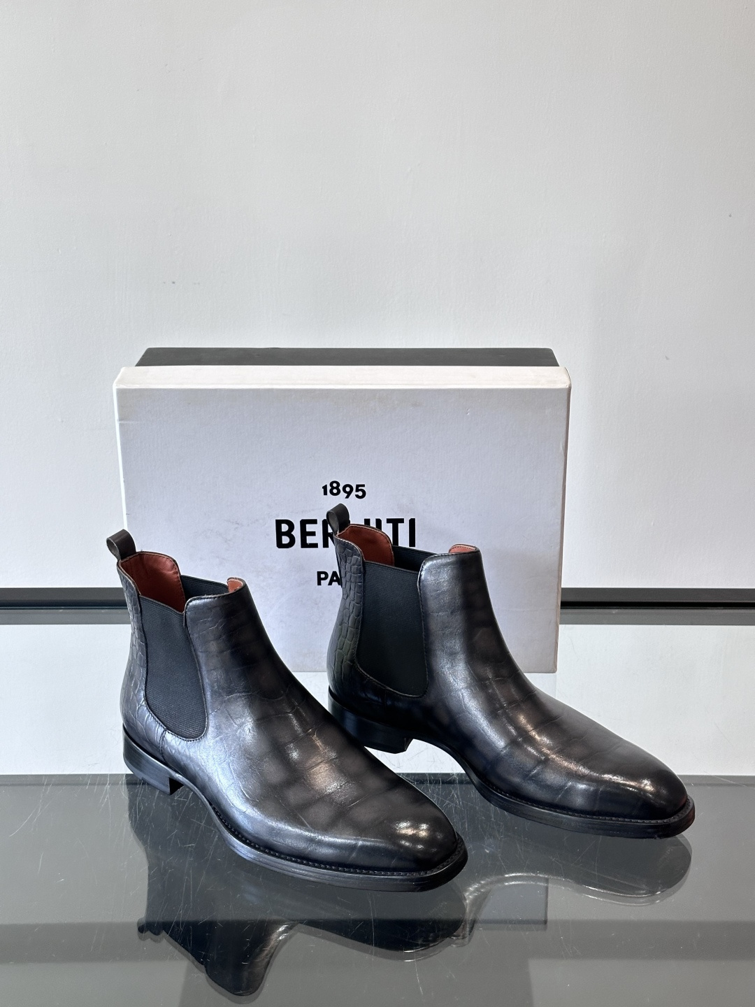 Berlut*布鲁提切尔西靴选用优质小牛皮，鞋面光泽自然，触感柔软，质感满分。经典设计修饰脚型，线条利落