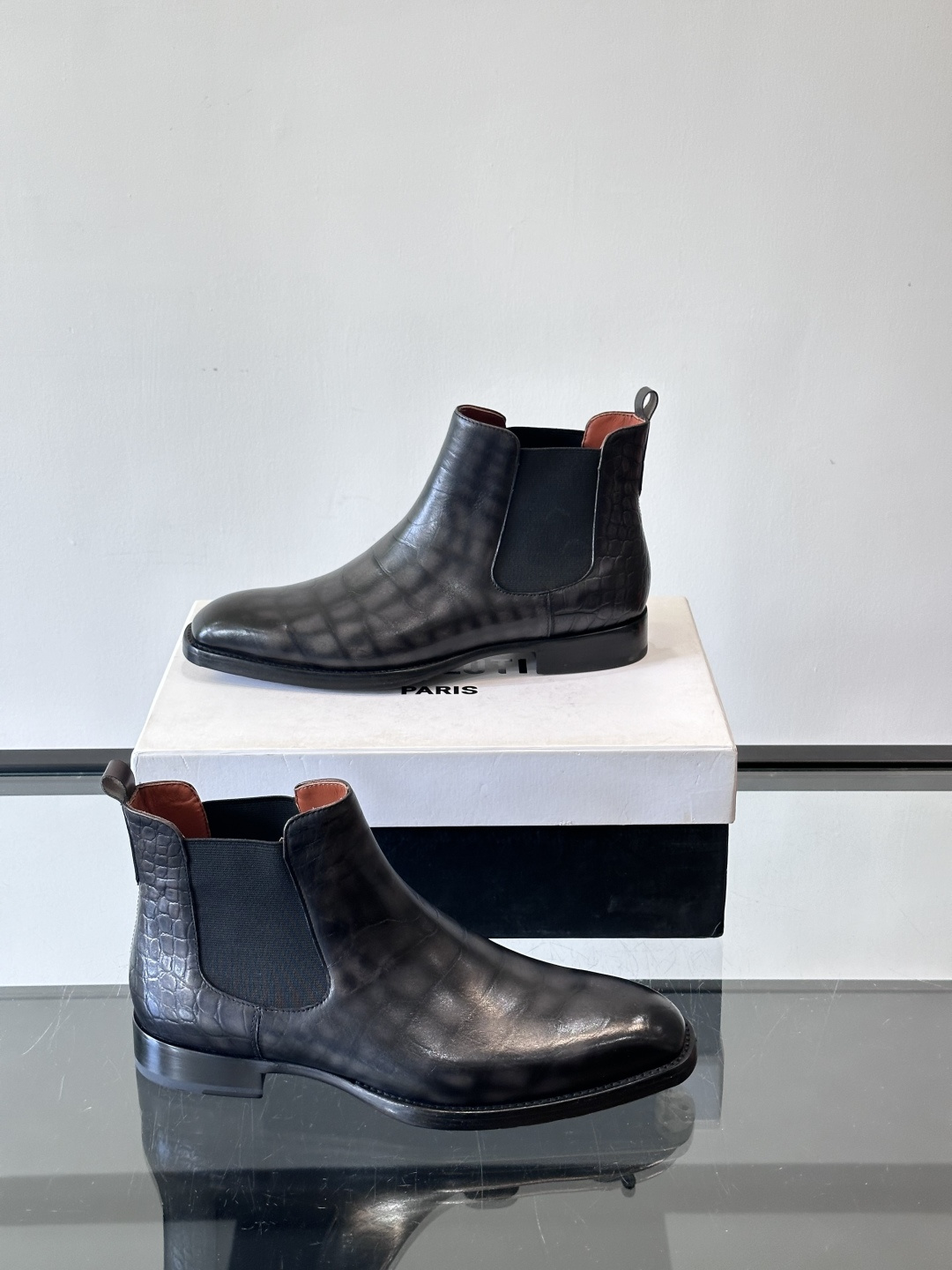 Berlut*布鲁提切尔西靴选用优质小牛皮，鞋面光泽自然，触感柔软，质感满分。经典设计修饰脚型，线条利落