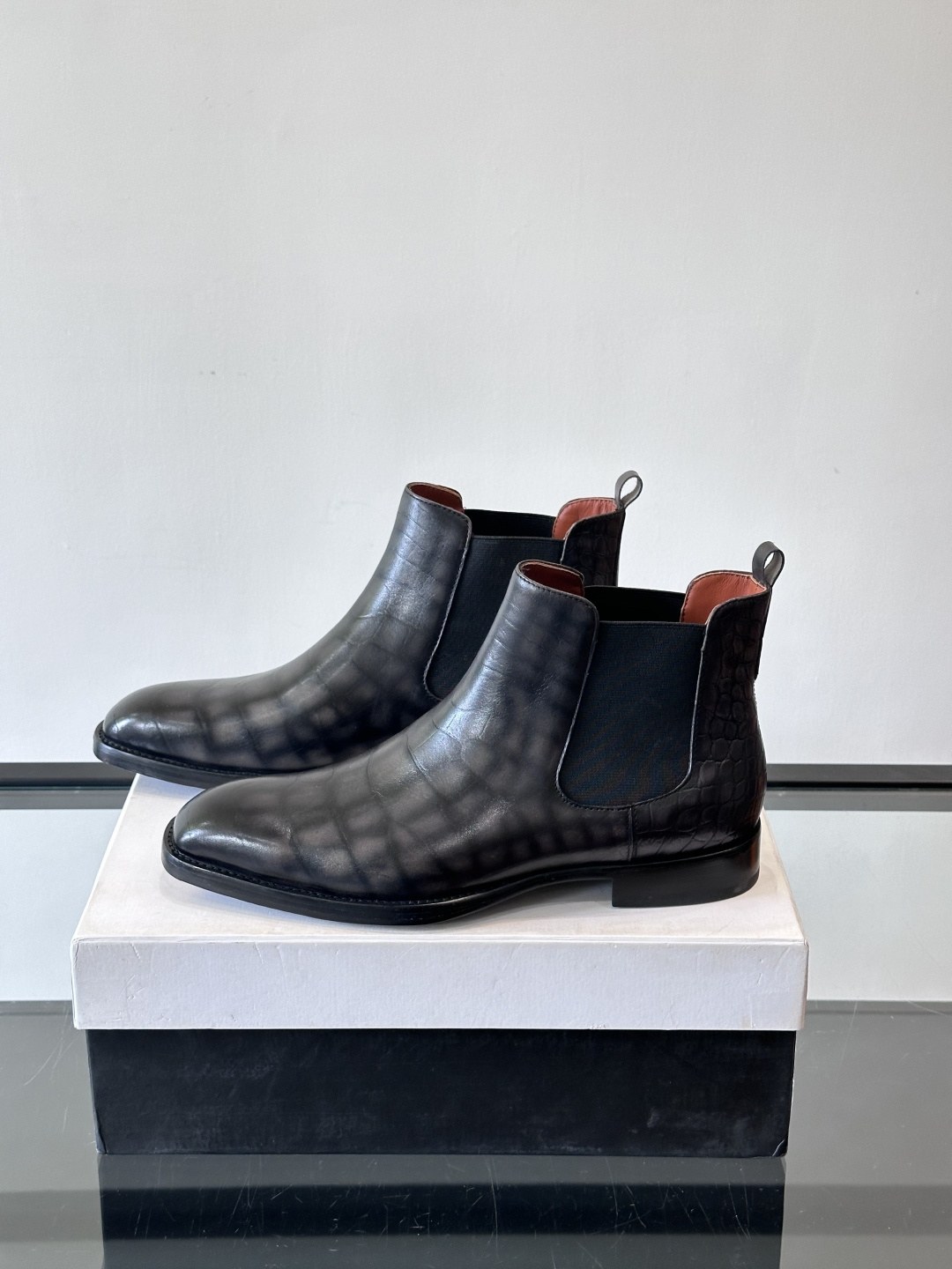 Berlut*布鲁提切尔西靴选用优质小牛皮，鞋面光泽自然，触感柔软，质感满分。经典设计修饰脚型，线条利落