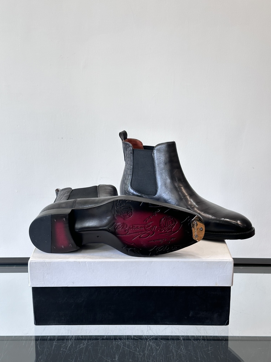 Berlut*布鲁提切尔西靴选用优质小牛皮，鞋面光泽自然，触感柔软，质感满分。经典设计修饰脚型，线条利落