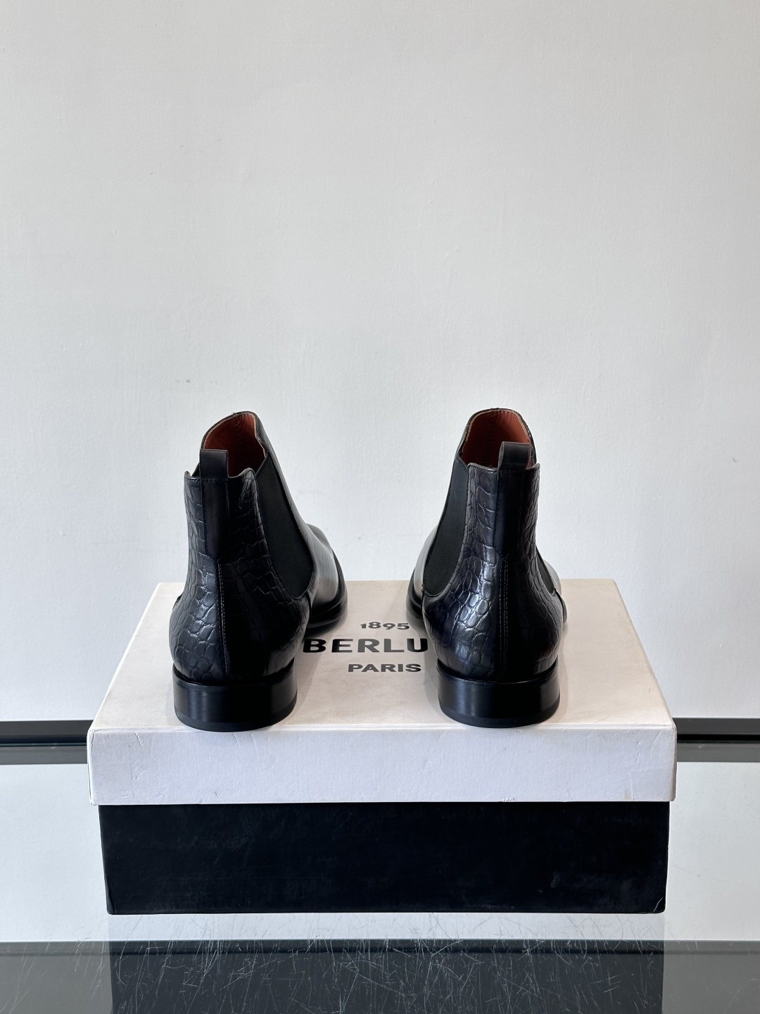 Berlut*布鲁提切尔西靴选用优质小牛皮，鞋面光泽自然，触感柔软，质感满分。经典设计修饰脚型，线条利落