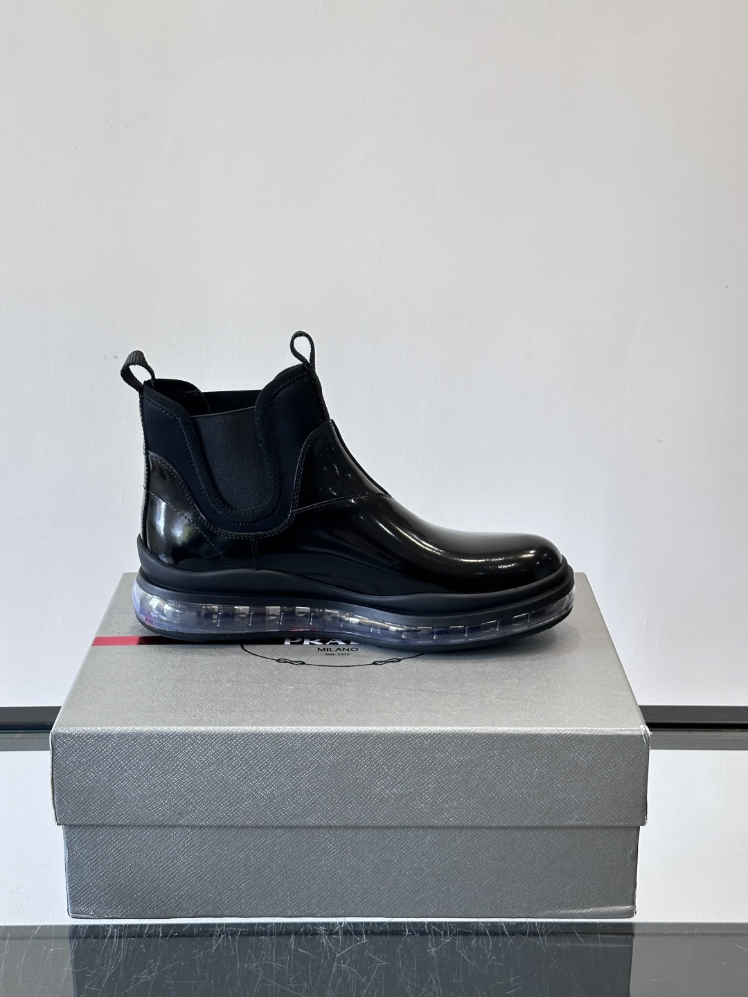 Prad*亮面切尔西靴，采用高光泽皮革，搭配松紧设计，穿脱超方便！厚底设计不仅增高，还很舒适，日常通勤或