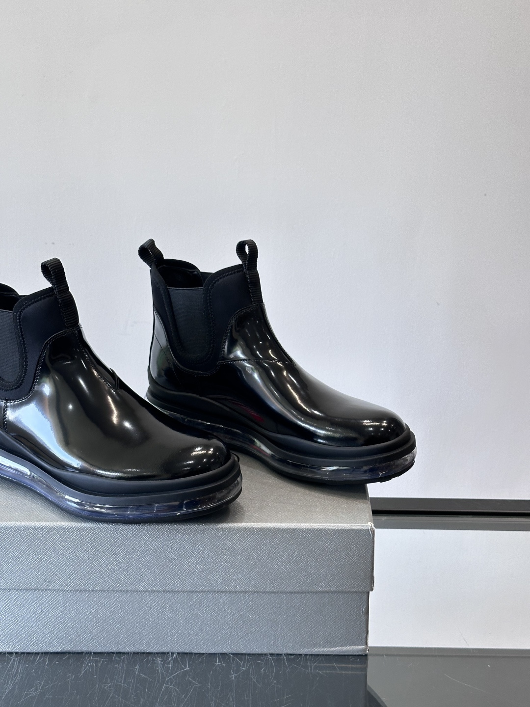 Prad*亮面切尔西靴，采用高光泽皮革，搭配松紧设计，穿脱超方便！厚底设计不仅增高，还很舒适，日常通勤或