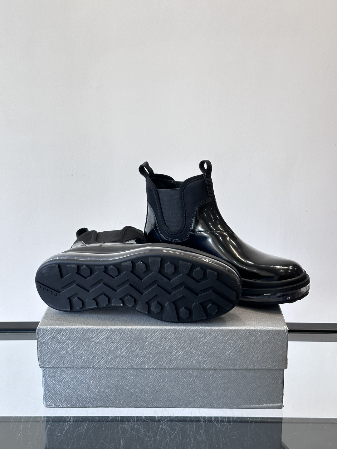 Prad*亮面切尔西靴，采用高光泽皮革，搭配松紧设计，穿脱超方便！厚底设计不仅增高，还很舒适，日常通勤或