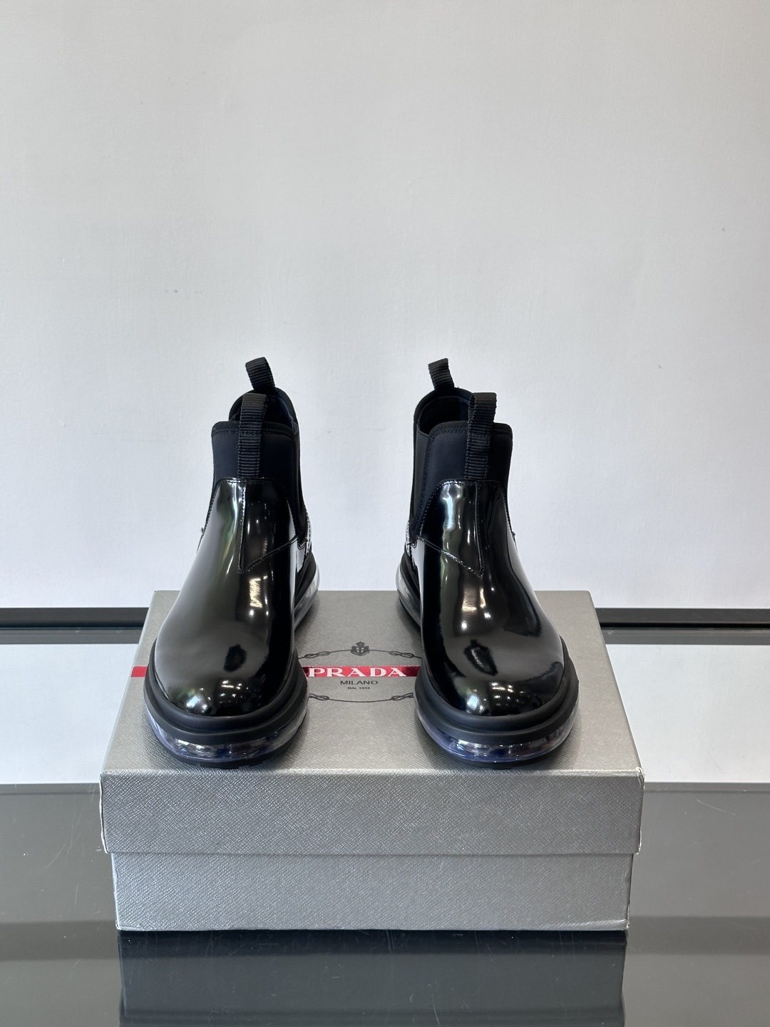 Prad*亮面切尔西靴，采用高光泽皮革，搭配松紧设计，穿脱超方便！厚底设计不仅增高，还很舒适，日常通勤或
