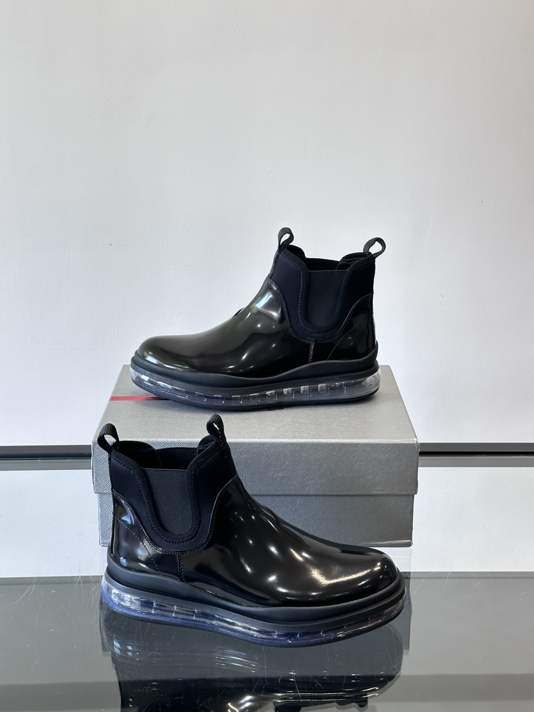 Prad*亮面切尔西靴，采用高光泽皮革，搭配松紧设计，穿脱超方便！厚底设计不仅增高，还很舒适，日常通勤或