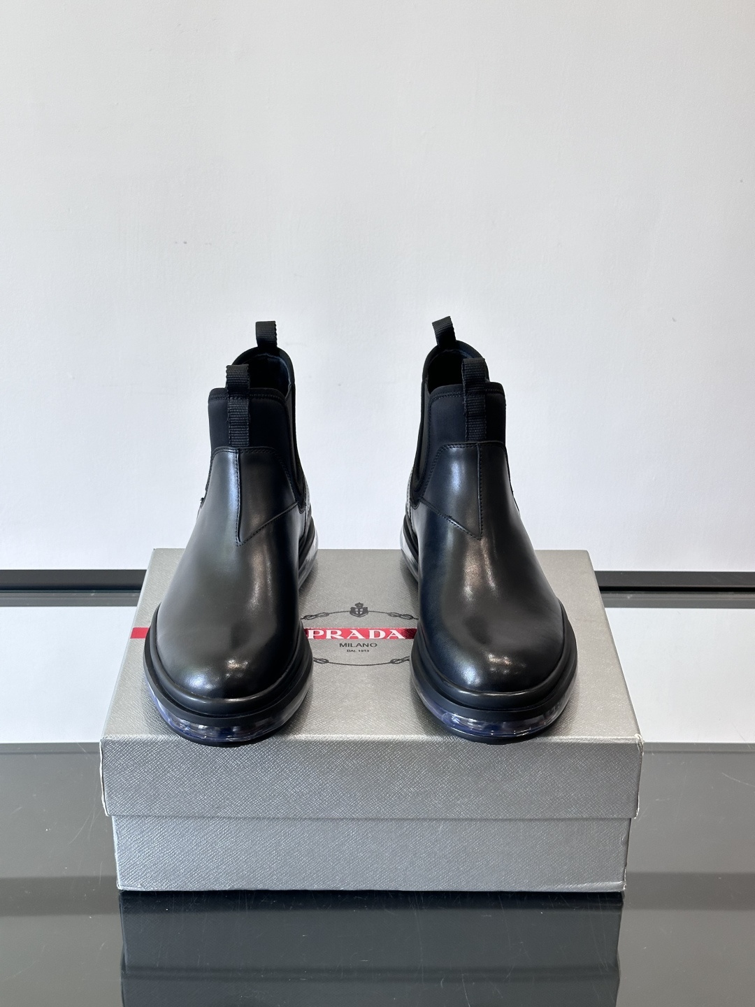 Prad*亮面切尔西靴，采用高光泽皮革，搭配松紧设计，穿脱超方便！厚底设计不仅增高，还很舒适，日常通勤或