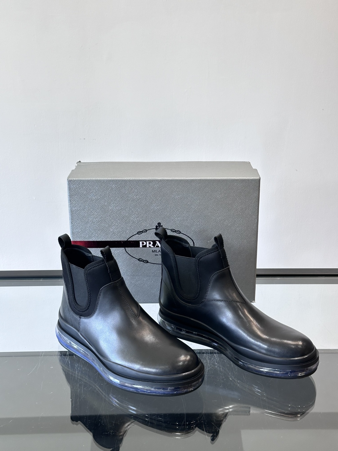 Prad*亮面切尔西靴，采用高光泽皮革，搭配松紧设计，穿脱超方便！厚底设计不仅增高，还很舒适，日常通勤或