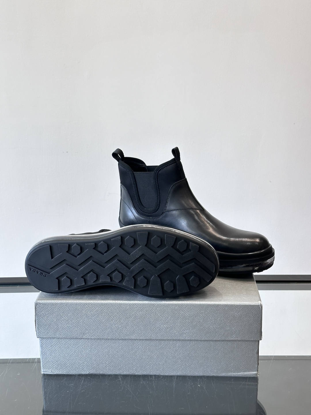 Prad*亮面切尔西靴，采用高光泽皮革，搭配松紧设计，穿脱超方便！厚底设计不仅增高，还很舒适，日常通勤或