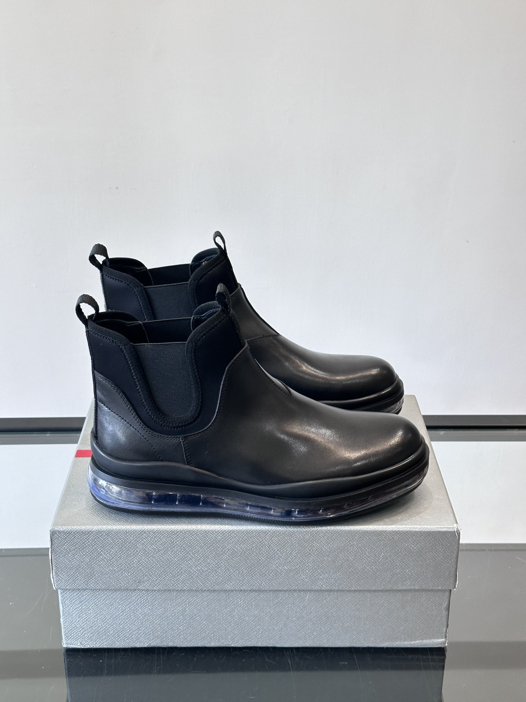 Prad*亮面切尔西靴，采用高光泽皮革，搭配松紧设计，穿脱超方便！厚底设计不仅增高，还很舒适，日常通勤或