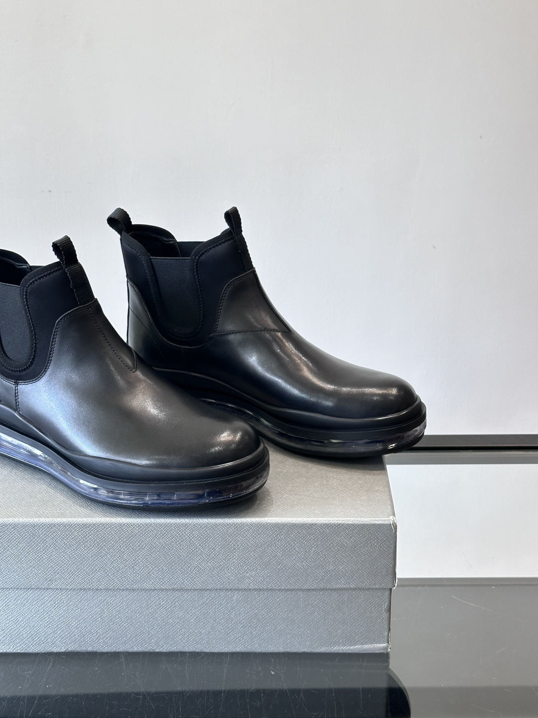 Prad*亮面切尔西靴，采用高光泽皮革，搭配松紧设计，穿脱超方便！厚底设计不仅增高，还很舒适，日常通勤或