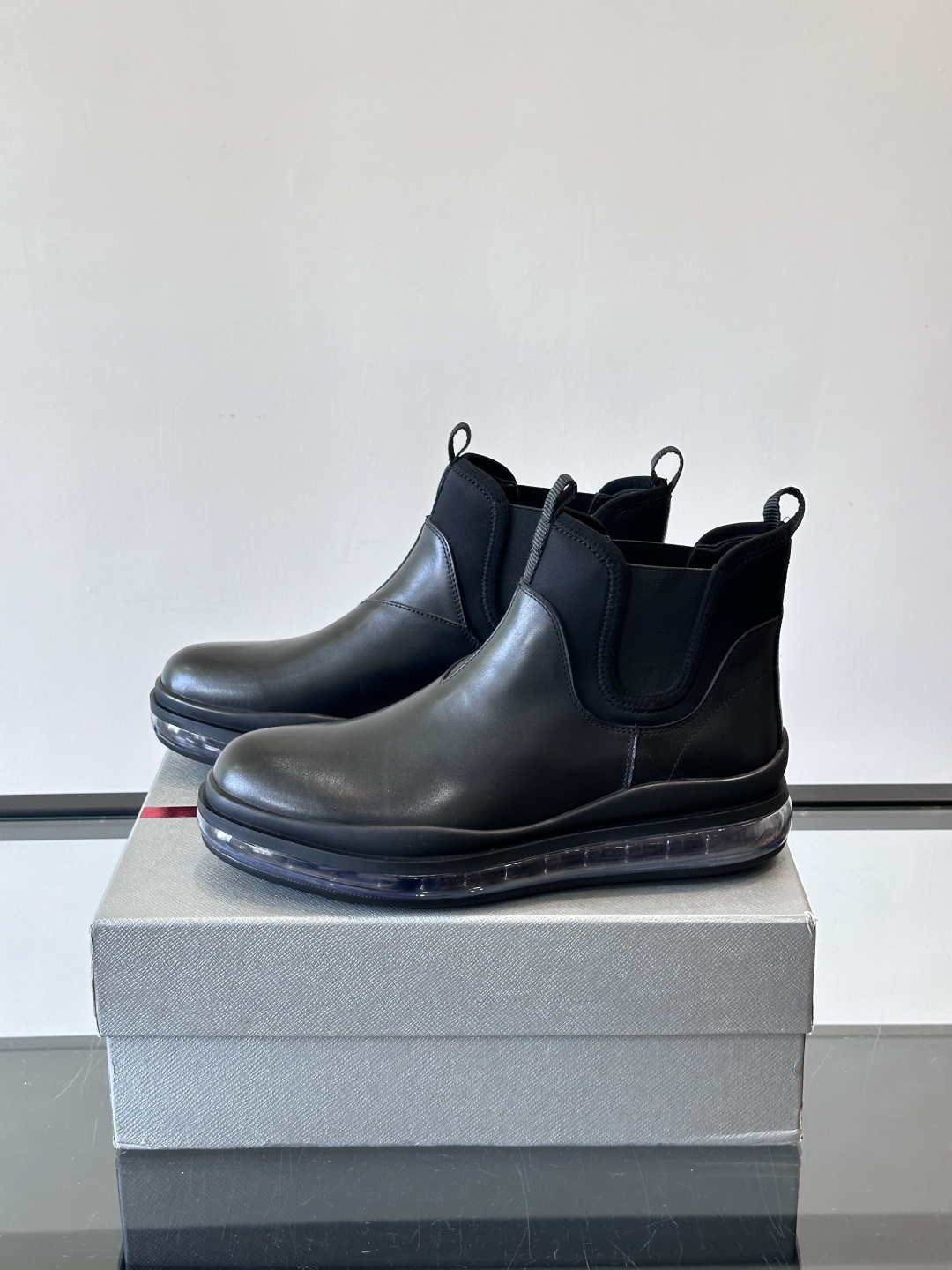 Prad*亮面切尔西靴，采用高光泽皮革，搭配松紧设计，穿脱超方便！厚底设计不仅增高，还很舒适，日常通勤或