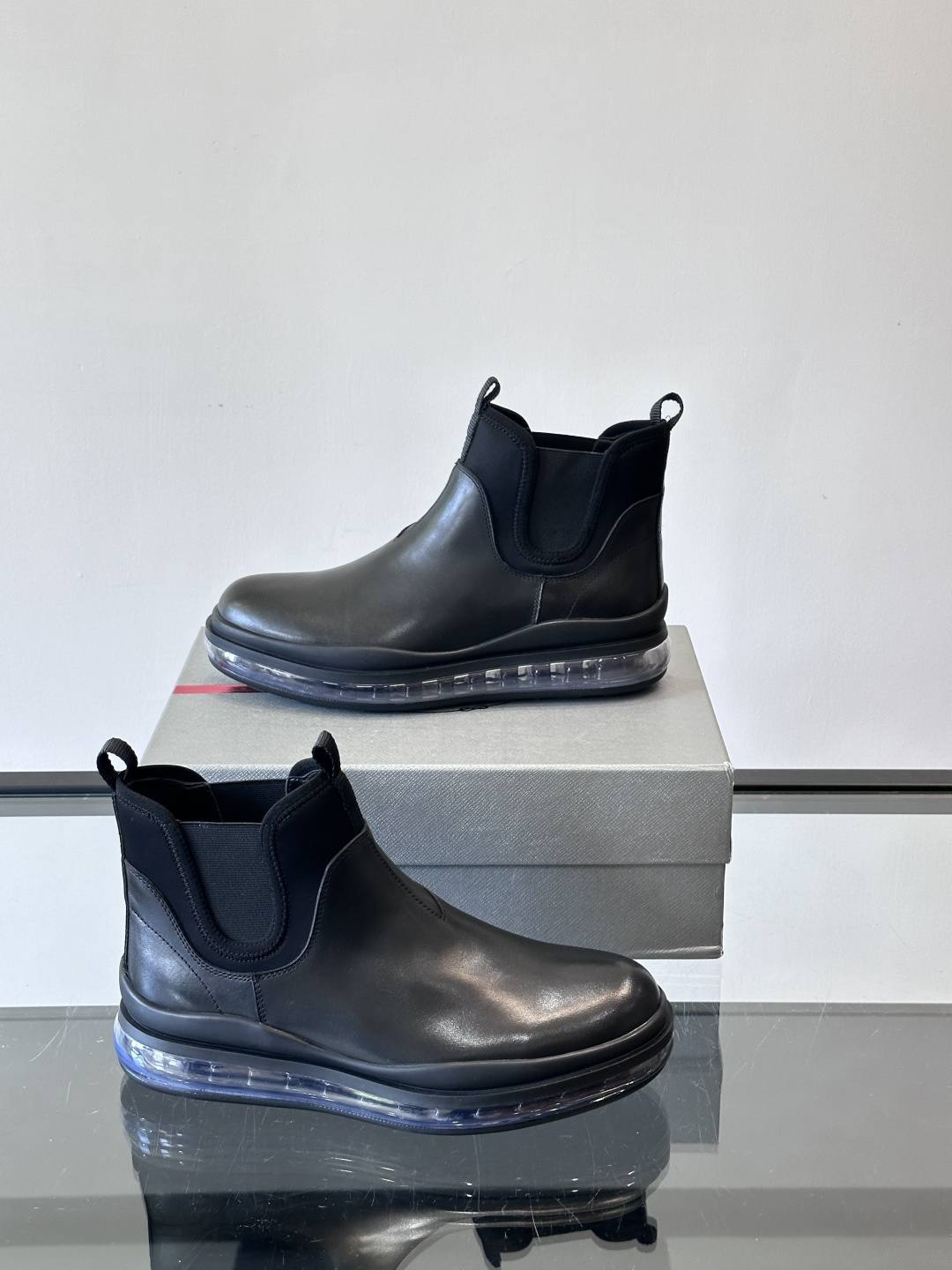 Prad*亮面切尔西靴，采用高光泽皮革，搭配松紧设计，穿脱超方便！厚底设计不仅增高，还很舒适，日常通勤或