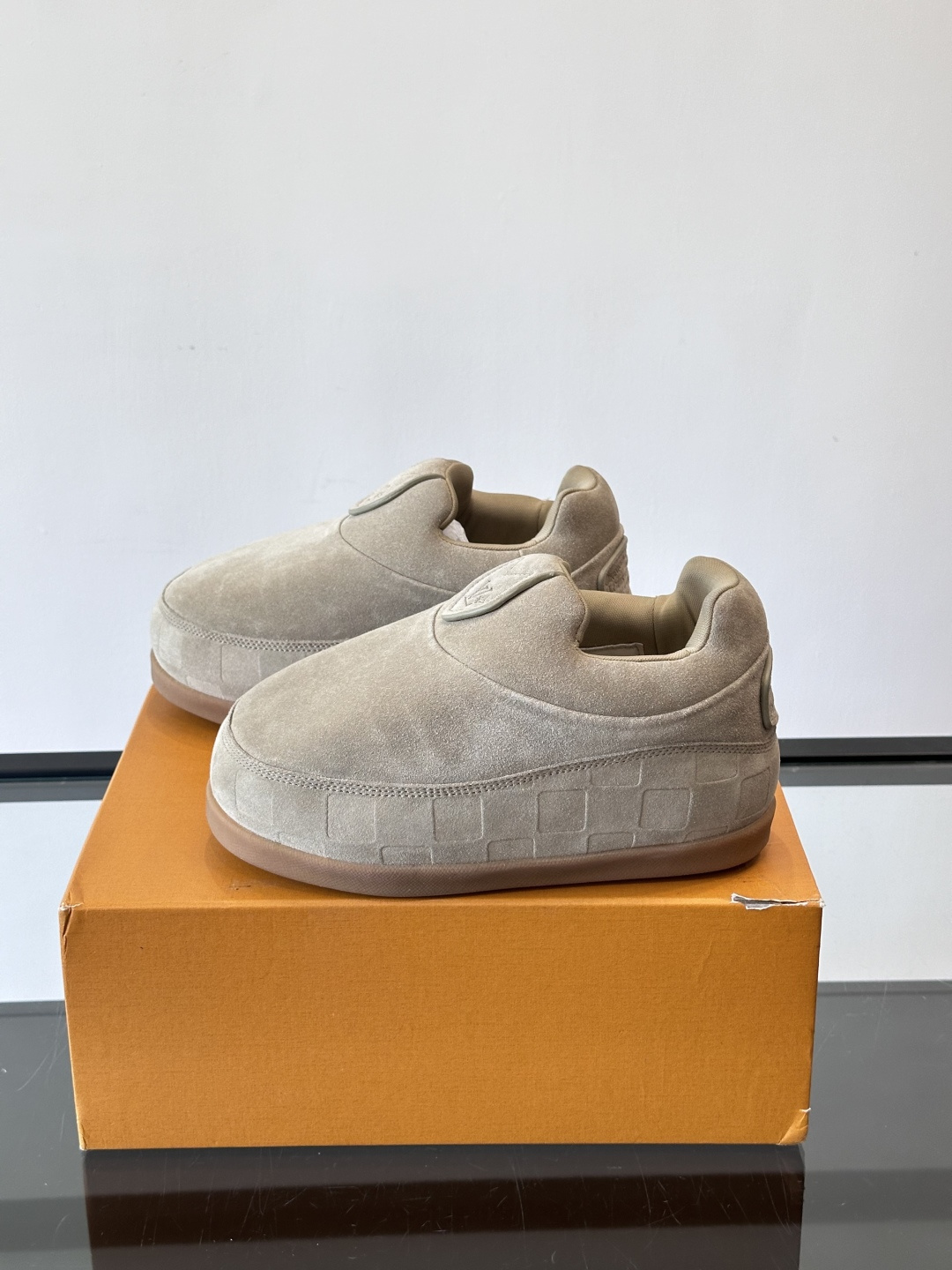 LV与Nigo联名Buttersoft面包鞋，2025秋冬系列，牛皮革+羊皮革材质，绒面柔软，圆润鞋型超