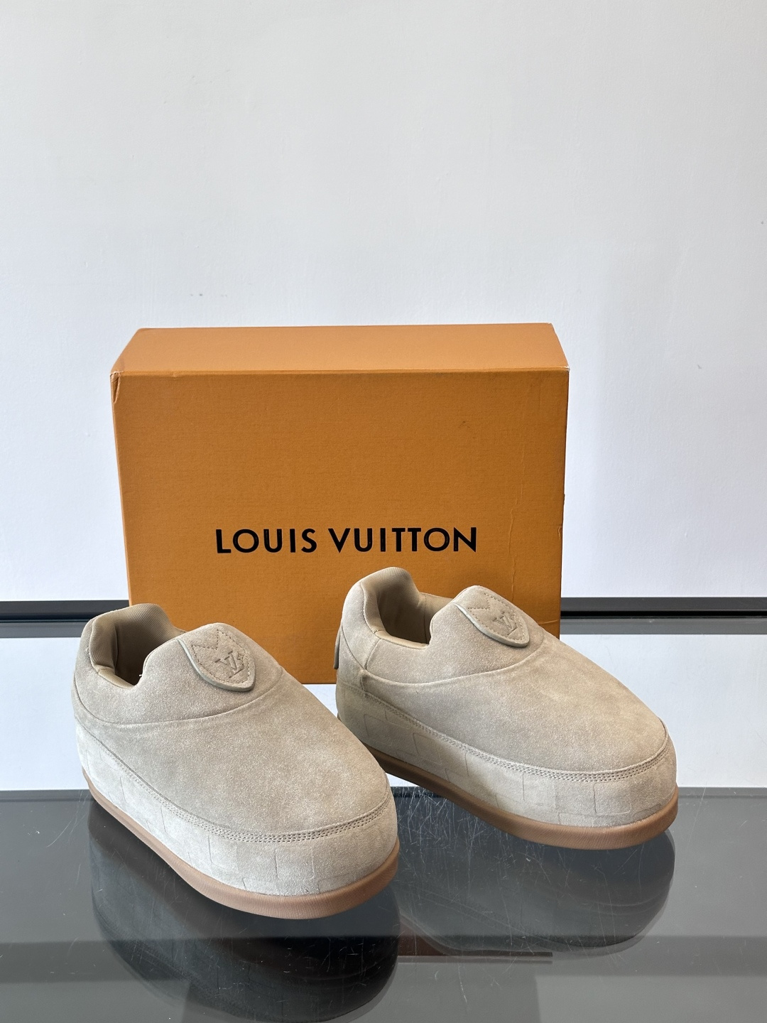 LV与Nigo联名Buttersoft面包鞋，2025秋冬系列，牛皮革+羊皮革材质，绒面柔软，圆润鞋型超