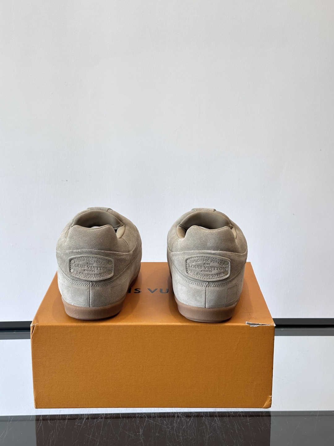 LV与Nigo联名Buttersoft面包鞋，2025秋冬系列，牛皮革+羊皮革材质，绒面柔软，圆润鞋型超