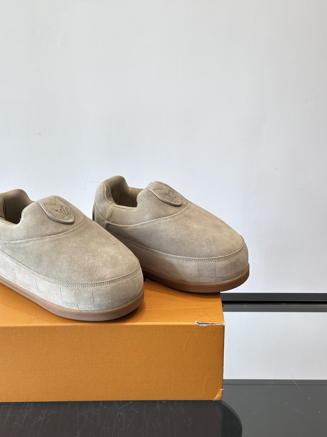 LV与Nigo联名Buttersoft面包鞋，2025秋冬系列，牛皮革+羊皮革材质，绒面柔软，圆润鞋型超