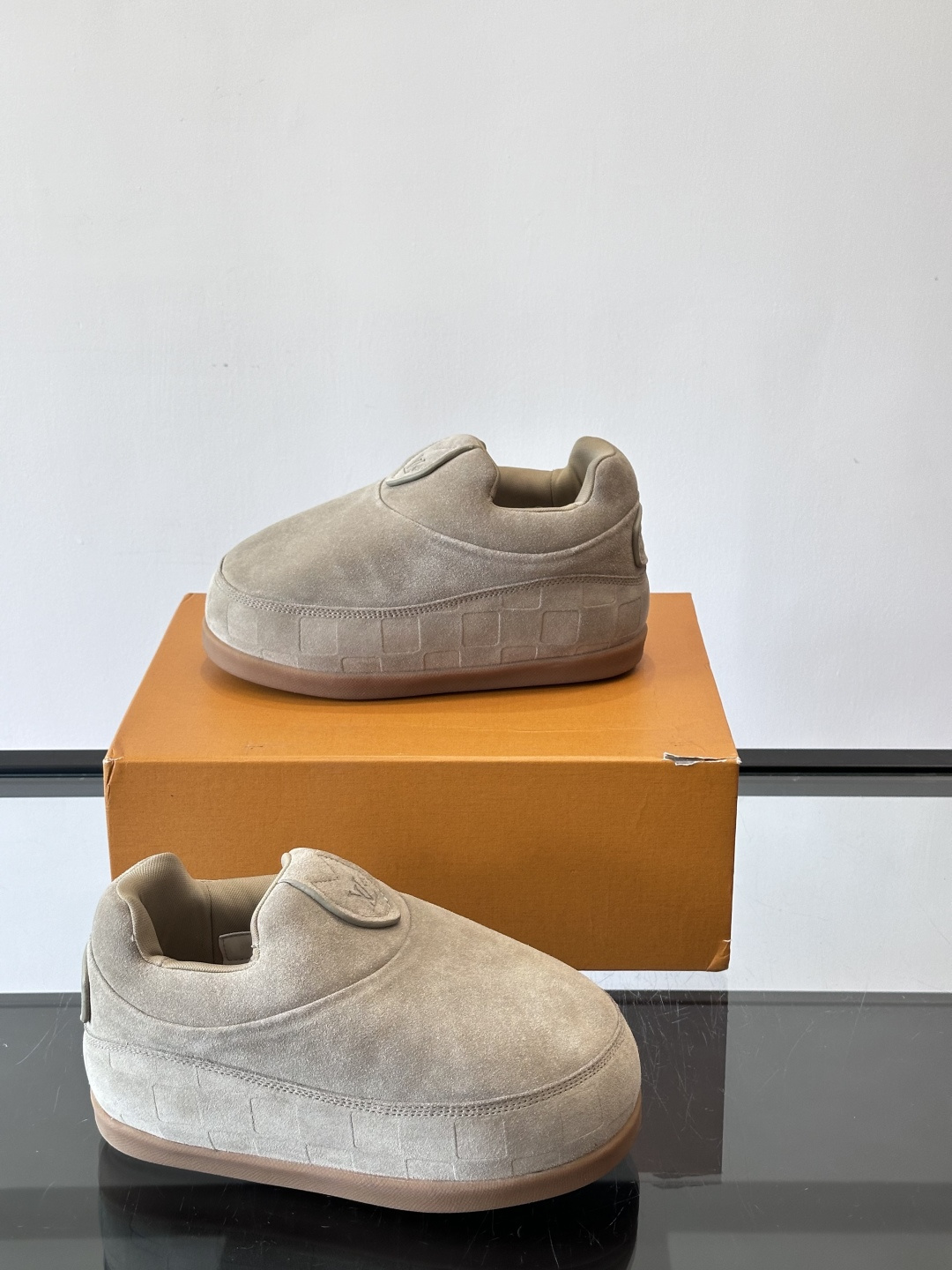 LV与Nigo联名Buttersoft面包鞋，2025秋冬系列，牛皮革+羊皮革材质，绒面柔软，圆润鞋型超