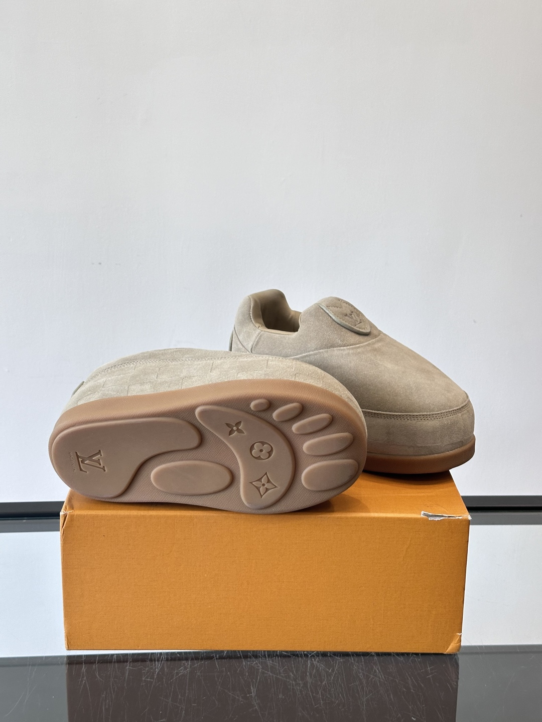 LV与Nigo联名Buttersoft面包鞋，2025秋冬系列，牛皮革+羊皮革材质，绒面柔软，圆润鞋型超