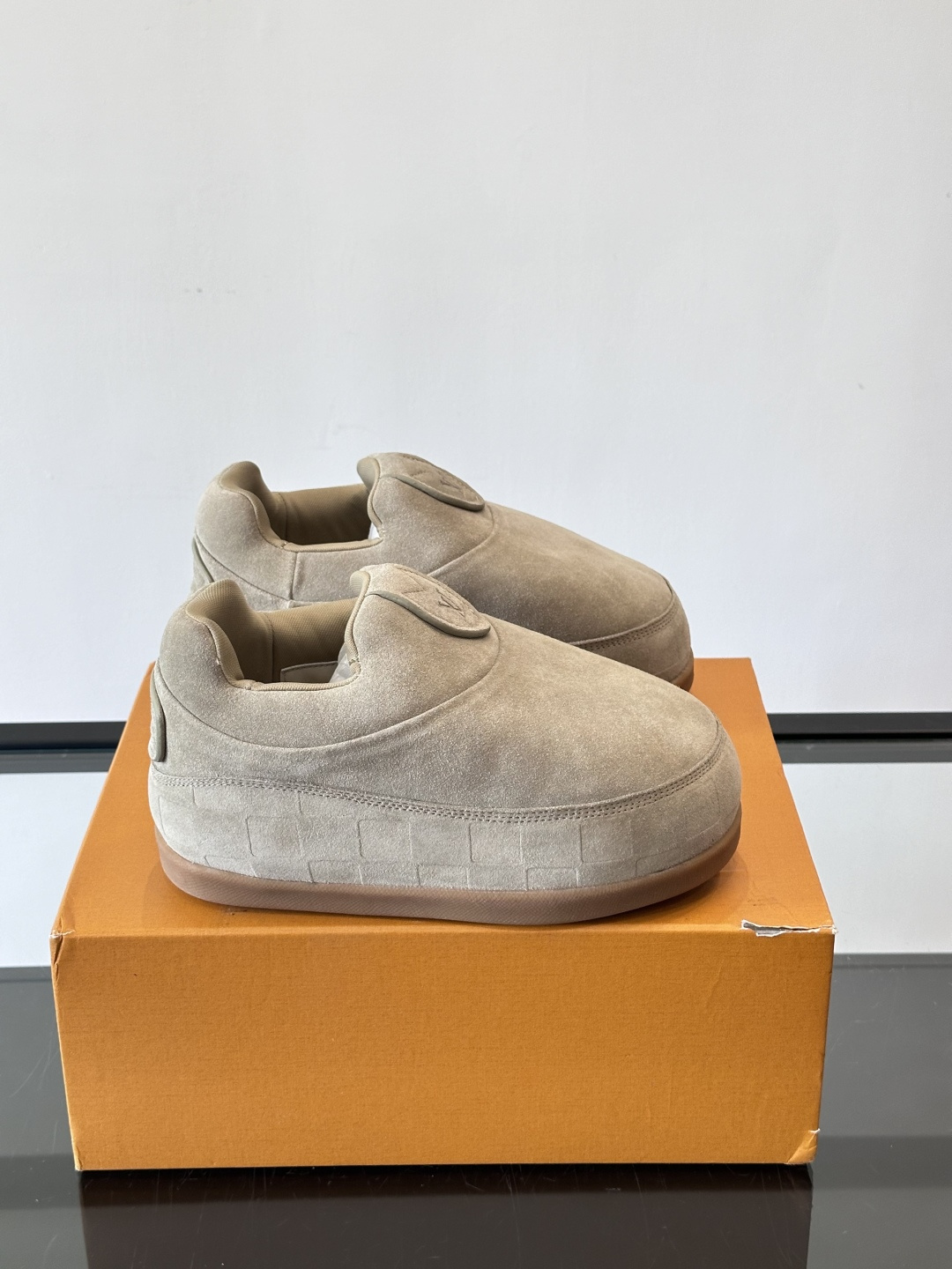 LV与Nigo联名Buttersoft面包鞋，2025秋冬系列，牛皮革+羊皮革材质，绒面柔软，圆润鞋型超