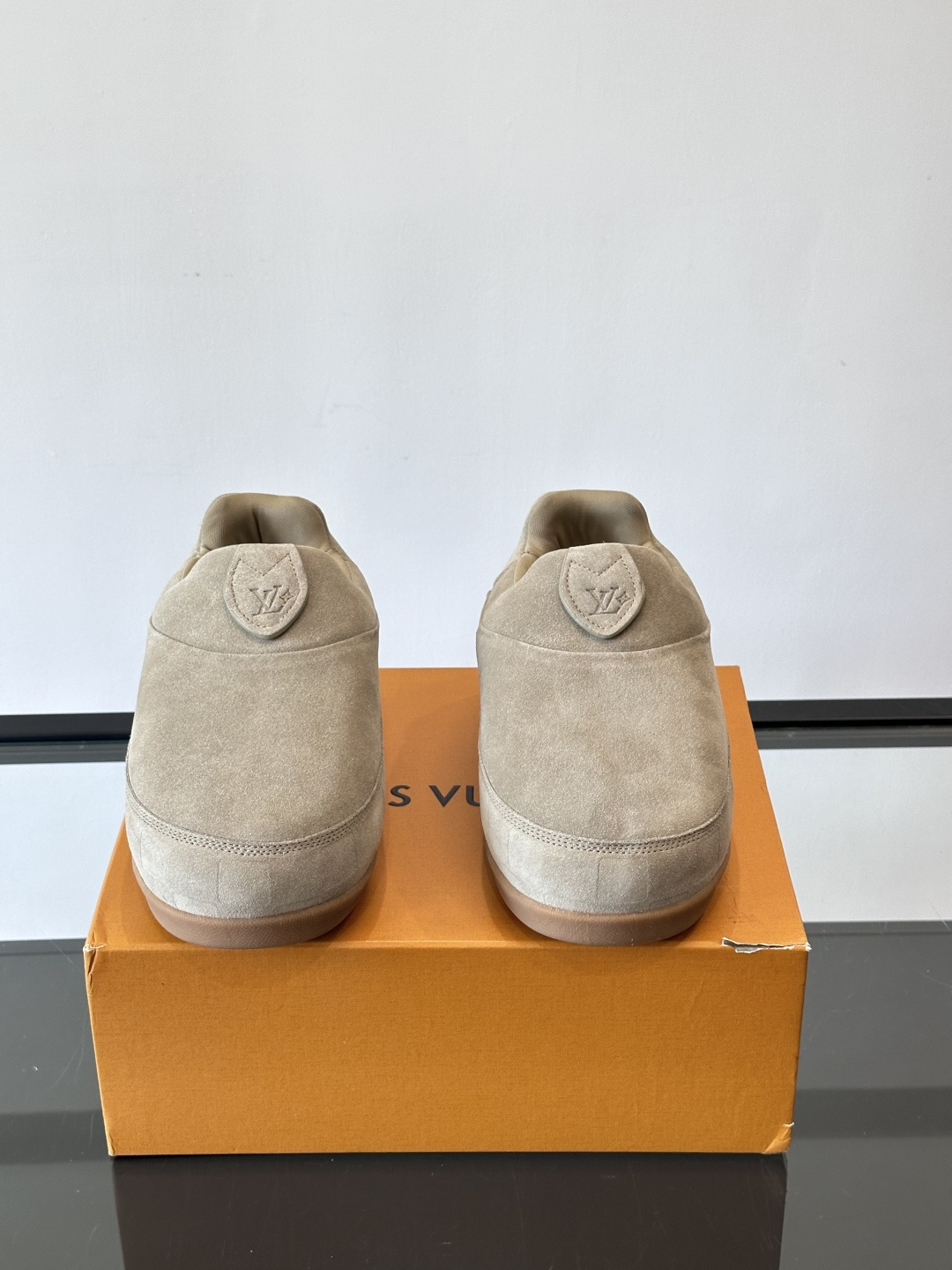 LV与Nigo联名Buttersoft面包鞋，2025秋冬系列，牛皮革+羊皮革材质，绒面柔软，圆润鞋型超