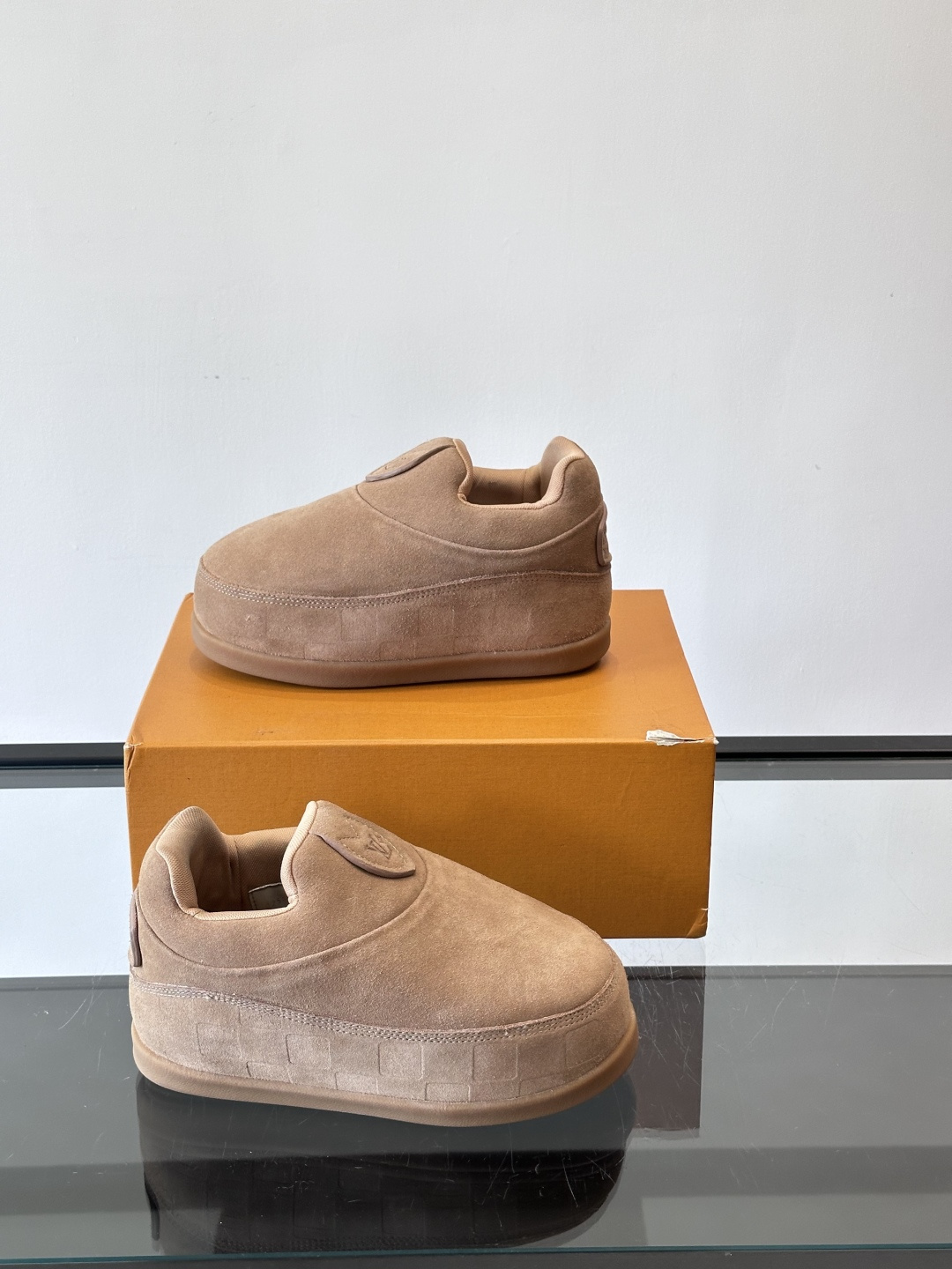 LV与Nigo联名Buttersoft面包鞋，2025秋冬系列，牛皮革+羊皮革材质，绒面柔软，圆润鞋型超