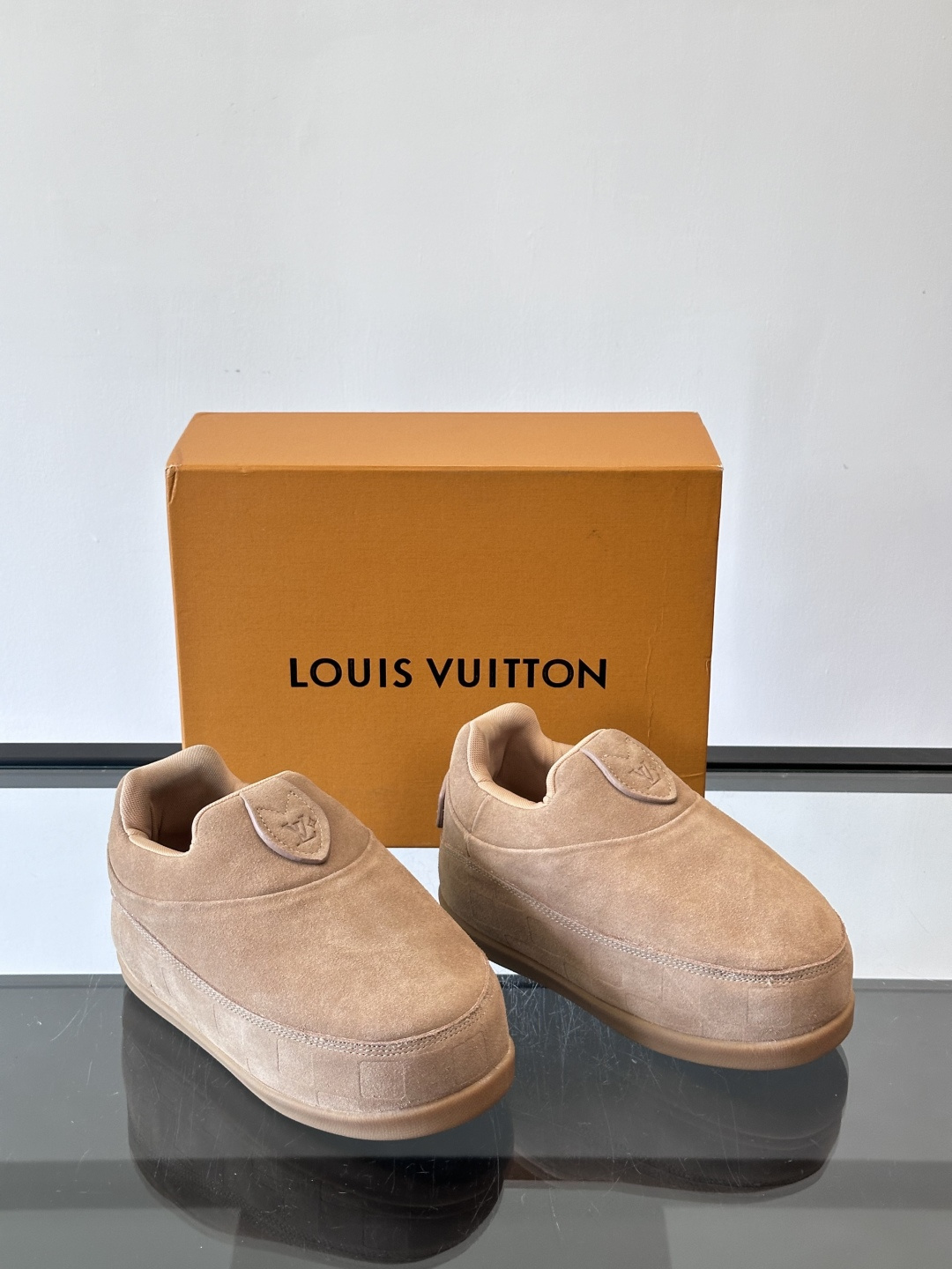 LV与Nigo联名Buttersoft面包鞋，2025秋冬系列，牛皮革+羊皮革材质，绒面柔软，圆润鞋型超