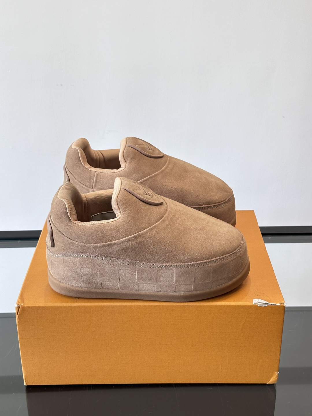 LV与Nigo联名Buttersoft面包鞋，2025秋冬系列，牛皮革+羊皮革材质，绒面柔软，圆润鞋型超