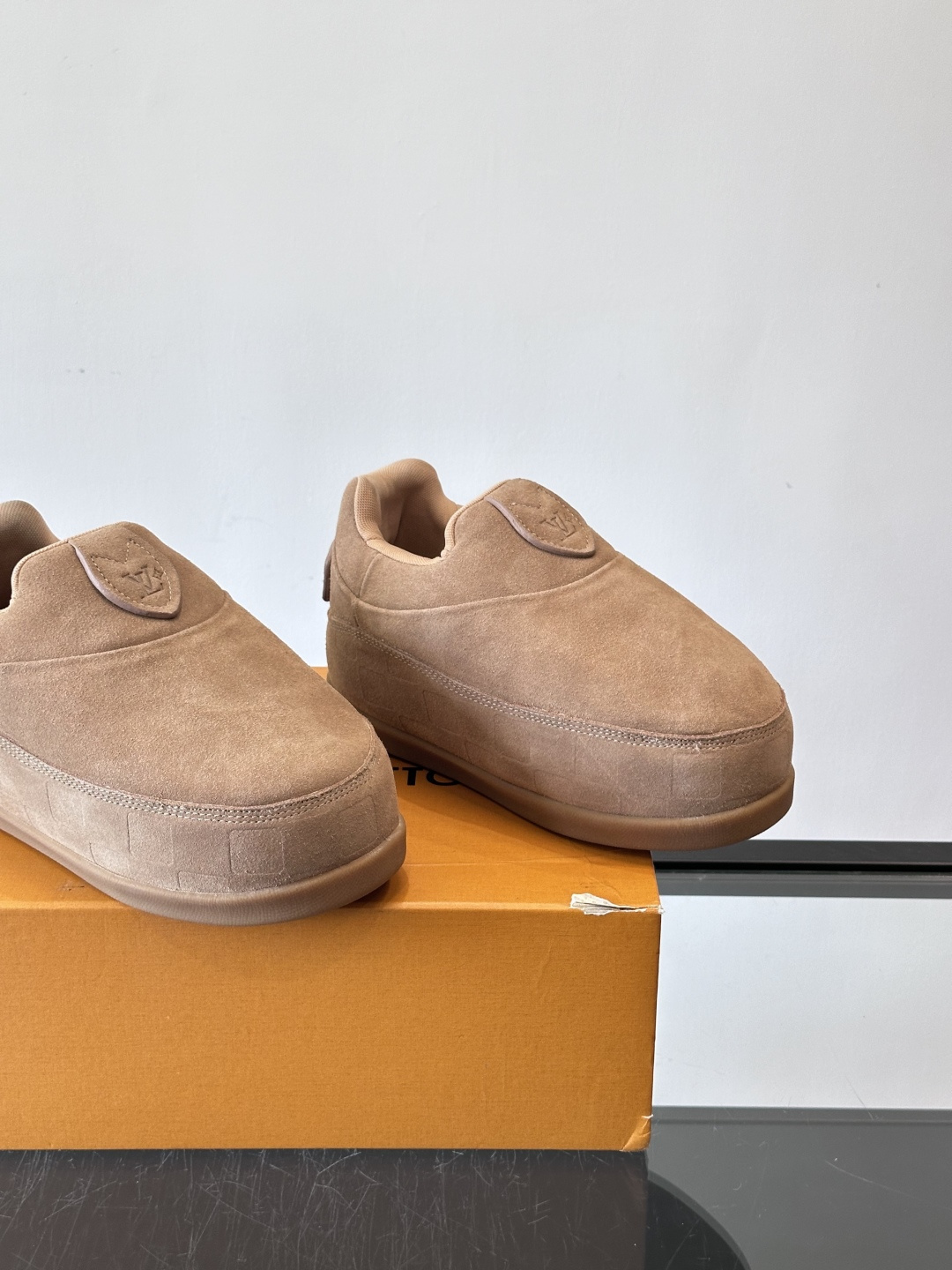 LV与Nigo联名Buttersoft面包鞋，2025秋冬系列，牛皮革+羊皮革材质，绒面柔软，圆润鞋型超