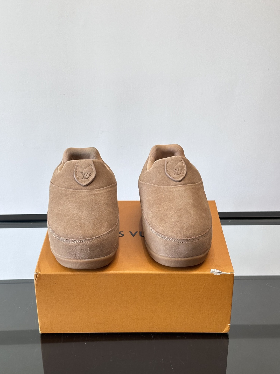 LV与Nigo联名Buttersoft面包鞋，2025秋冬系列，牛皮革+羊皮革材质，绒面柔软，圆润鞋型超