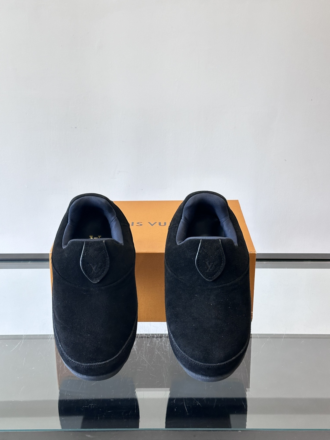 LV与Nigo联名Buttersoft面包鞋，2025秋冬系列，牛皮革+羊皮革材质，绒面柔软，圆润鞋型超