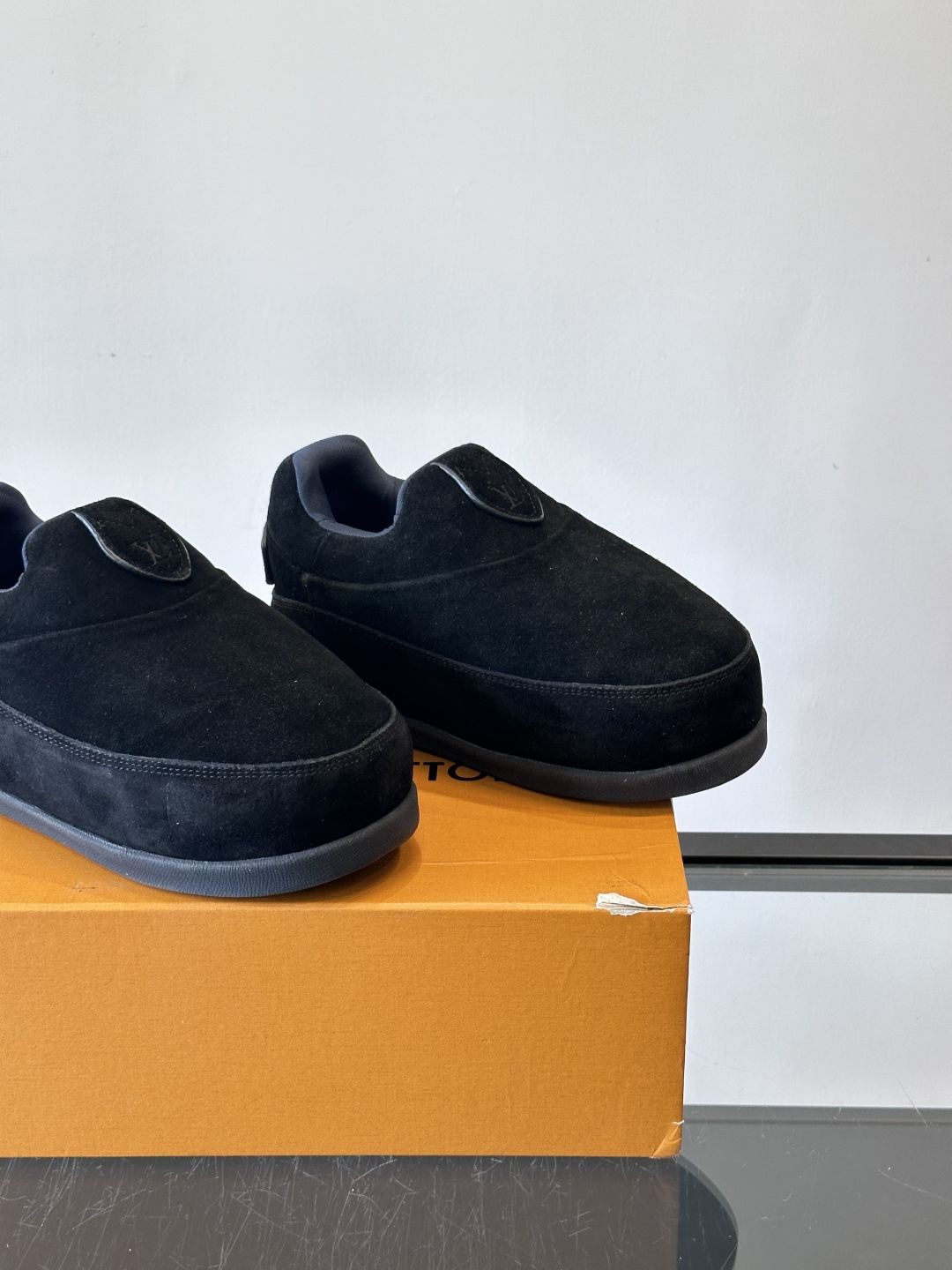 LV与Nigo联名Buttersoft面包鞋，2025秋冬系列，牛皮革+羊皮革材质，绒面柔软，圆润鞋型超