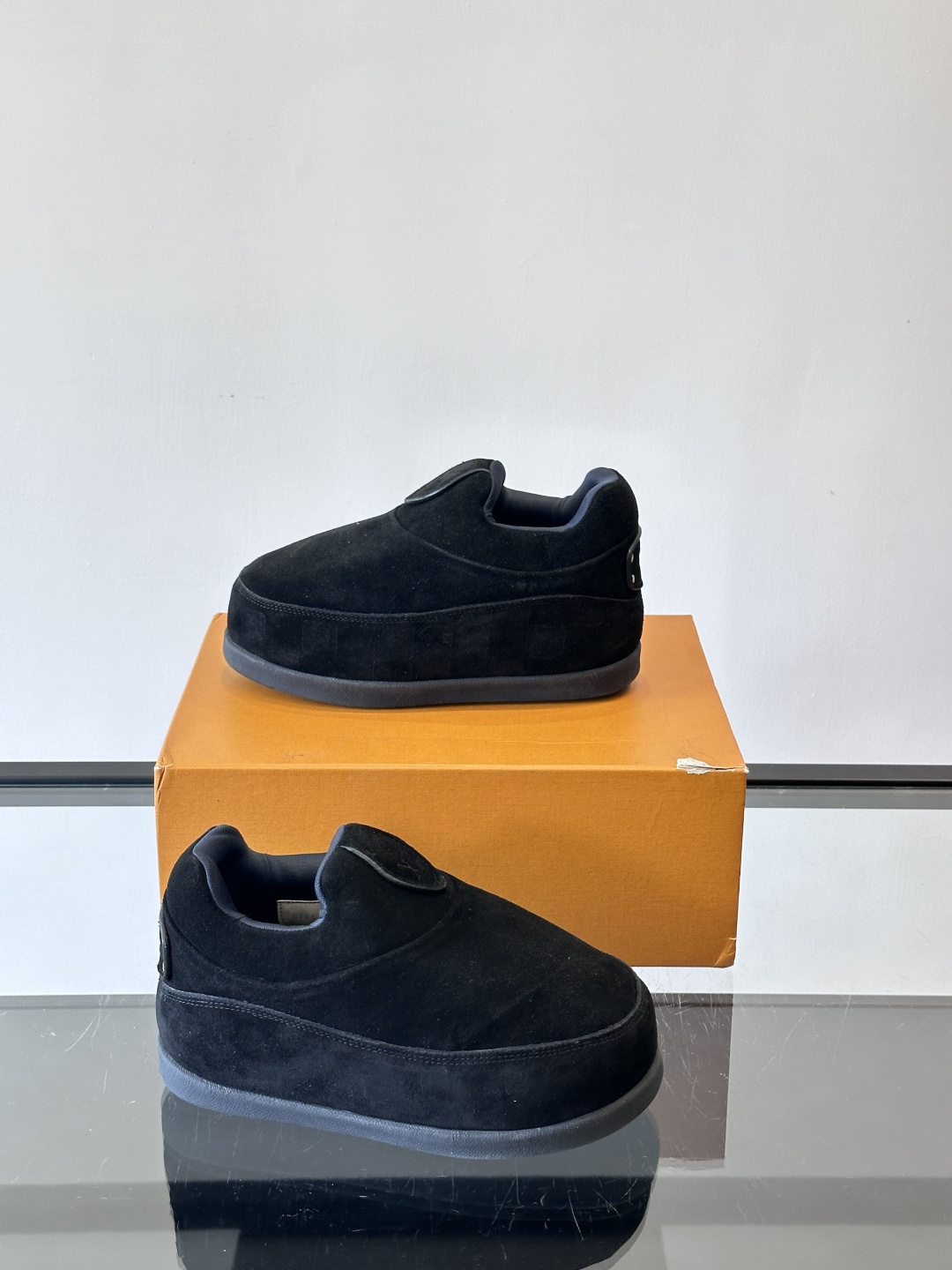 LV与Nigo联名Buttersoft面包鞋，2025秋冬系列，牛皮革+羊皮革材质，绒面柔软，圆润鞋型超