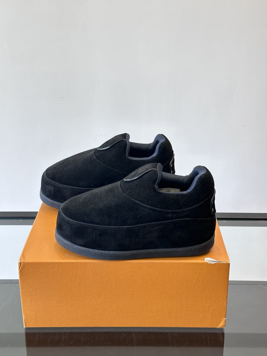 LV与Nigo联名Buttersoft面包鞋，2025秋冬系列，牛皮革+羊皮革材质，绒面柔软，圆润鞋型超