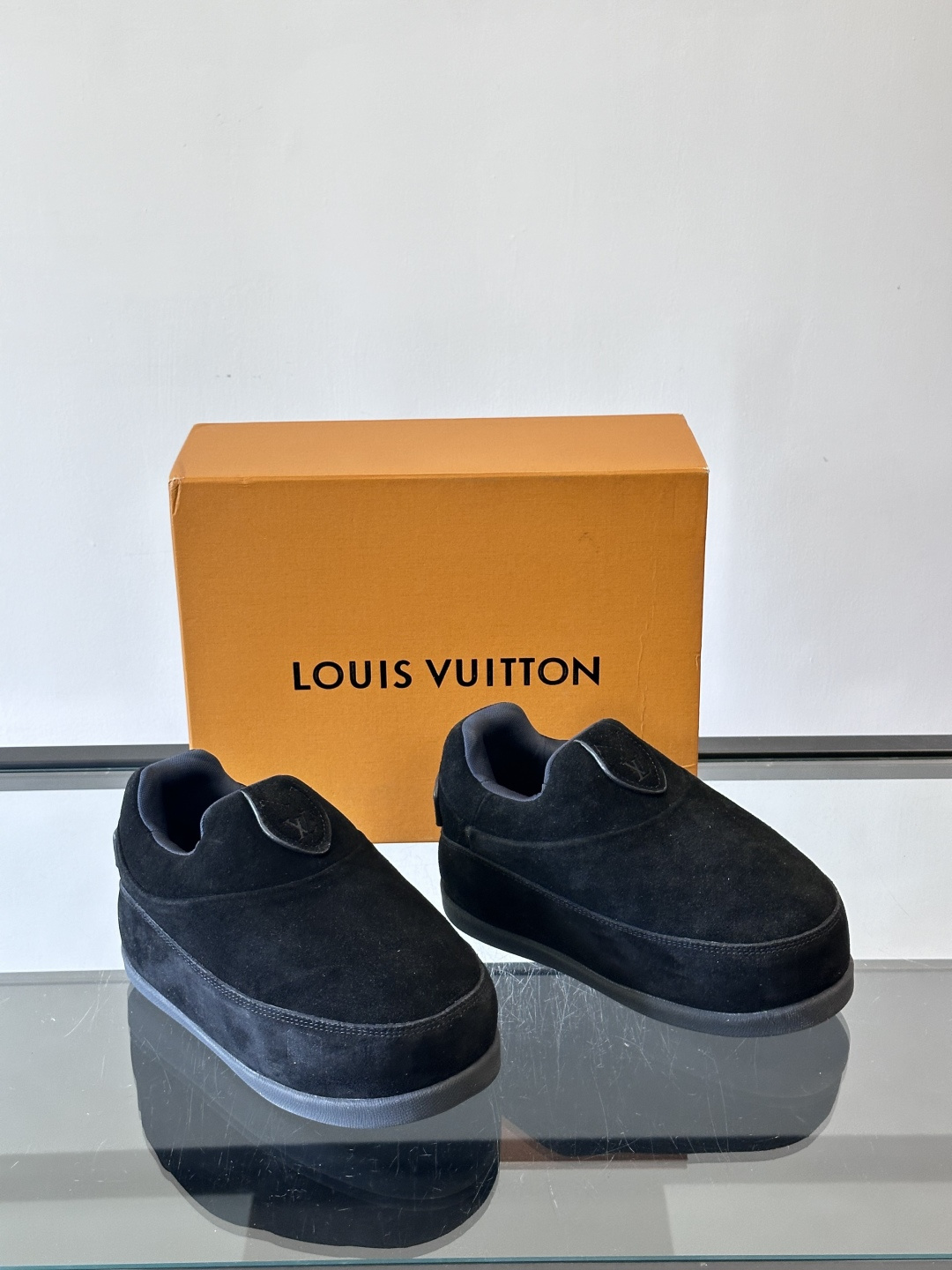 LV与Nigo联名Buttersoft面包鞋，2025秋冬系列，牛皮革+羊皮革材质，绒面柔软，圆润鞋型超